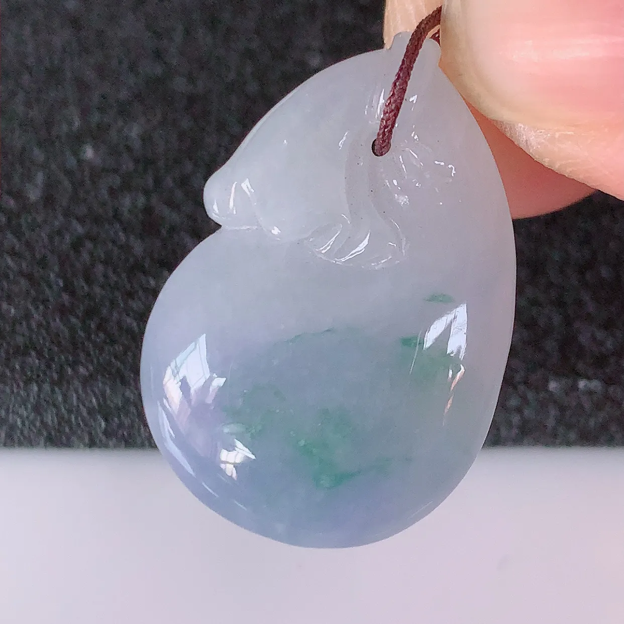 自然光实拍，冰紫罗兰飘花翡翠招财钱袋子吊坠，寓意“代代有福，代代有财，腰缠万贯”玉质细腻，佩戴效果佳！#57.7