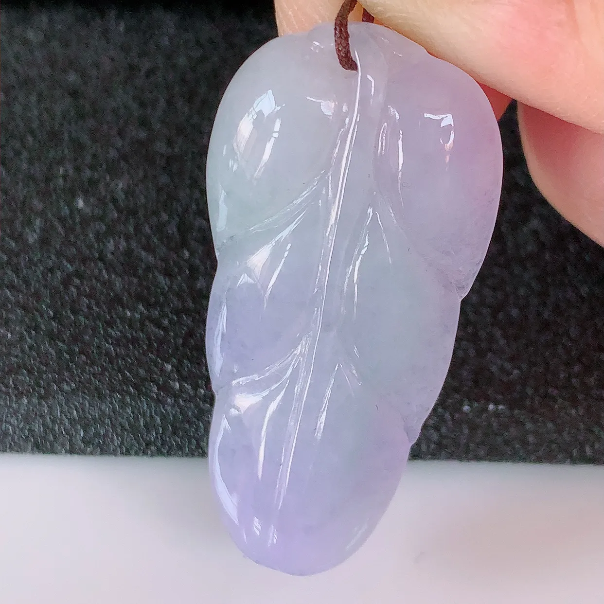 自然光实拍，冰紫罗兰翡翠叶子吊坠 ，种水足，色泽清新，工艺精湛，叶子寓意美好；金枝玉叶，事业有成。#