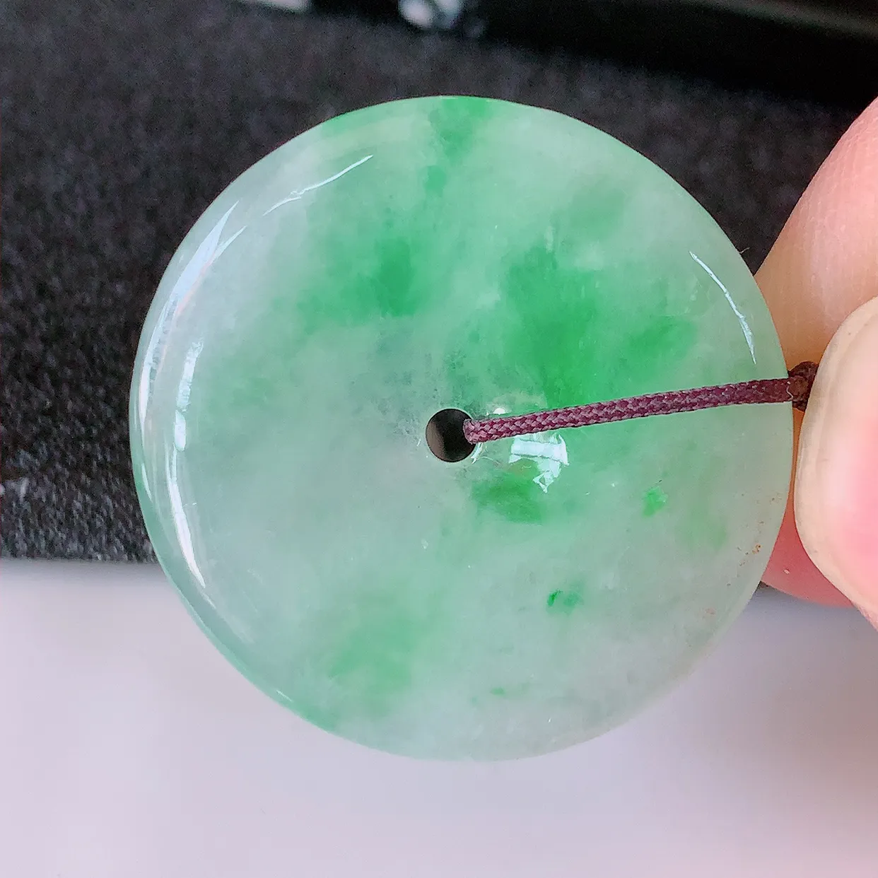 自然光实拍，冰种飘绿翡翠平安扣吊坠，玉扣，平安是福；很美的料子，平安扣佩戴优雅迷人！#41.7