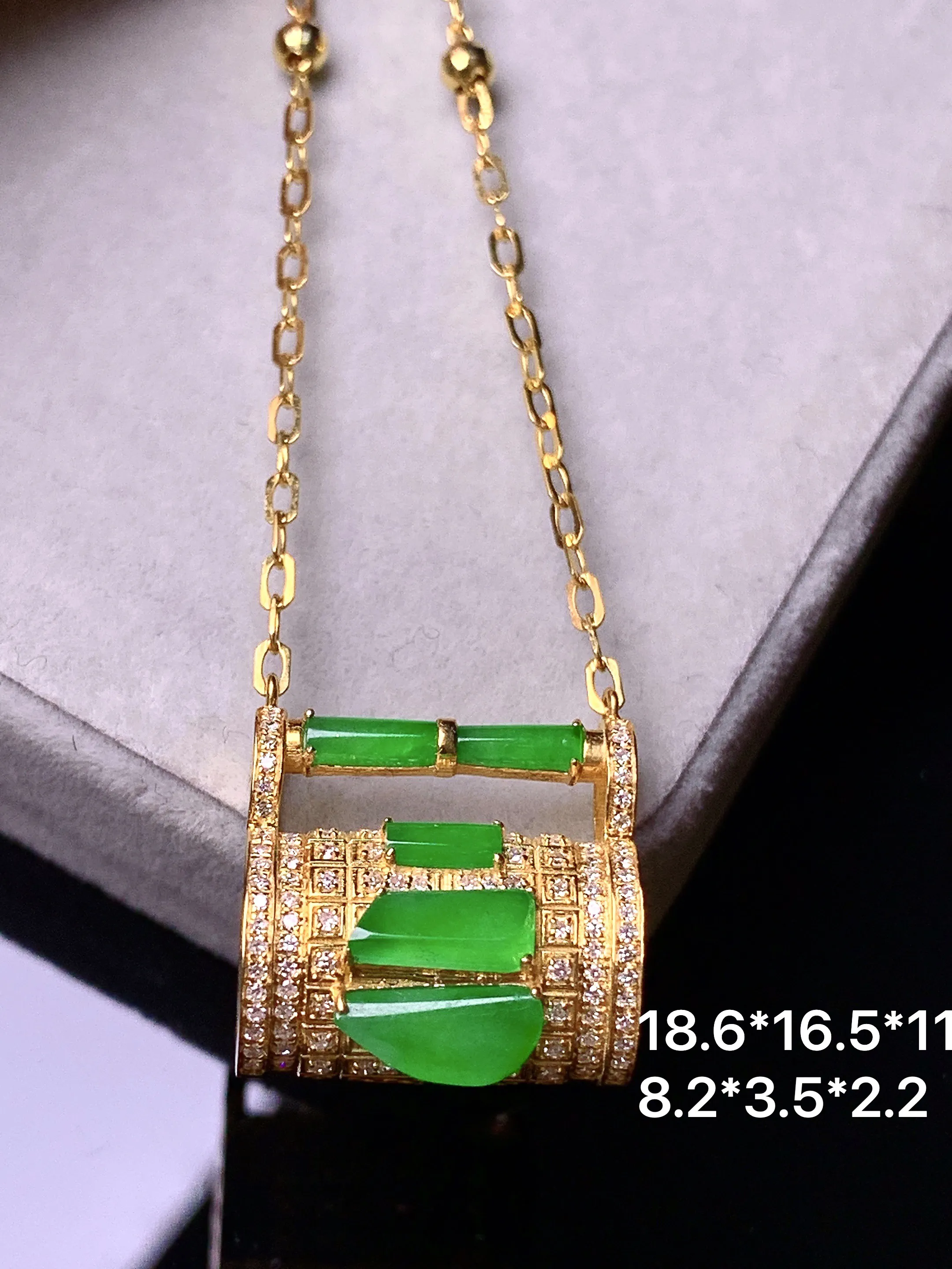 18k金钻镶嵌满绿随形钱袋吊坠 玉质细腻 色泽艳丽清新 整体尺寸18.6*16.5*11