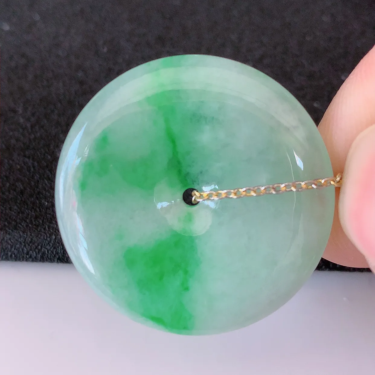 自然光实拍，冰润飘绿翡翠平安扣吊坠，翠色灵动，佩戴效果时尚出众，尽显气质，玉质细腻，美感十足。#05.7