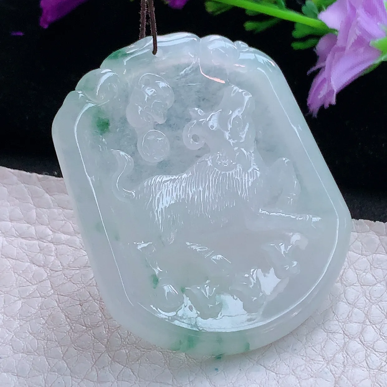 kh实拍52.6*44.5*5缅甸翡翠精雕飘花生肖牛玉坠扭转乾坤