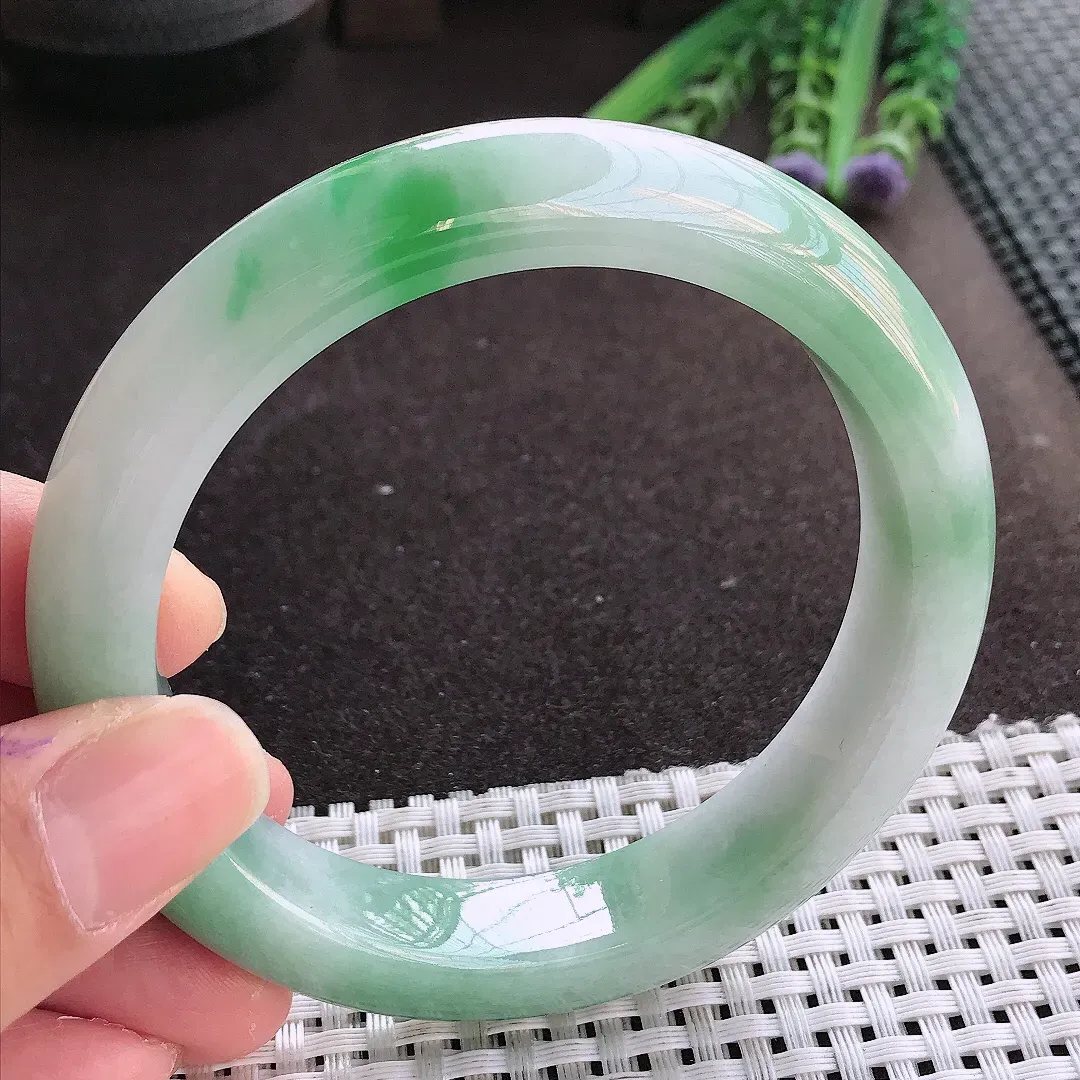 实拍翡翠A货61.5/13.2/9.8老坑精美温润飘阳绿大圈口手镯翡翠玉镯女款