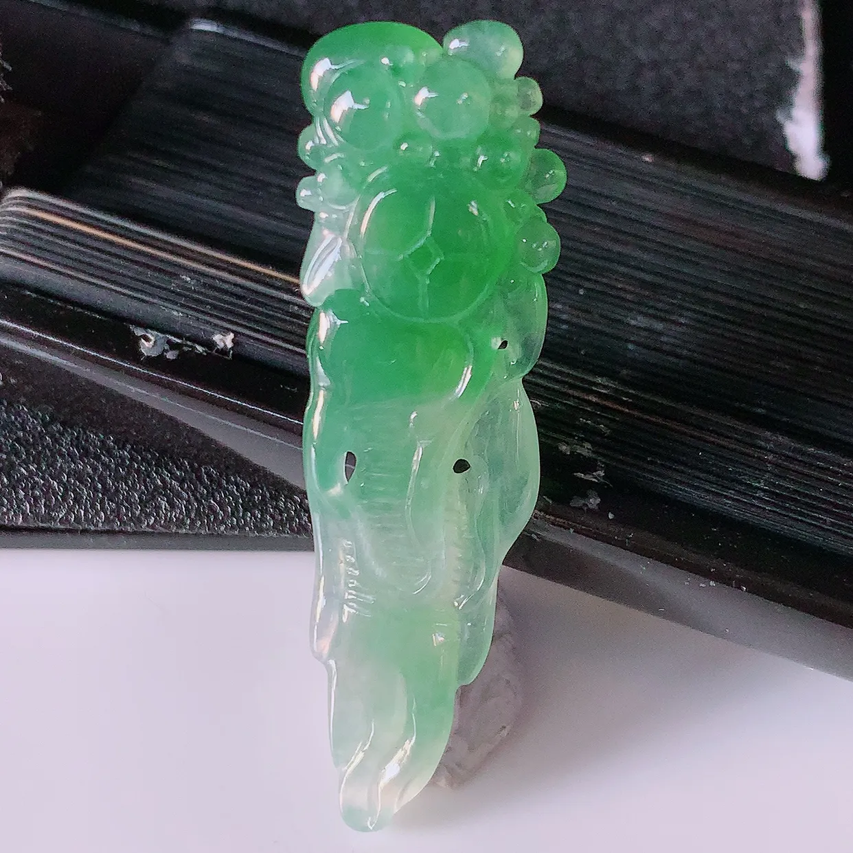 自然光实拍，冰种飘绿翡翠人参吊坠，人生如意，种老水足，雕工精湛 ，寓意美好，佩戴时尚出众！#89.1