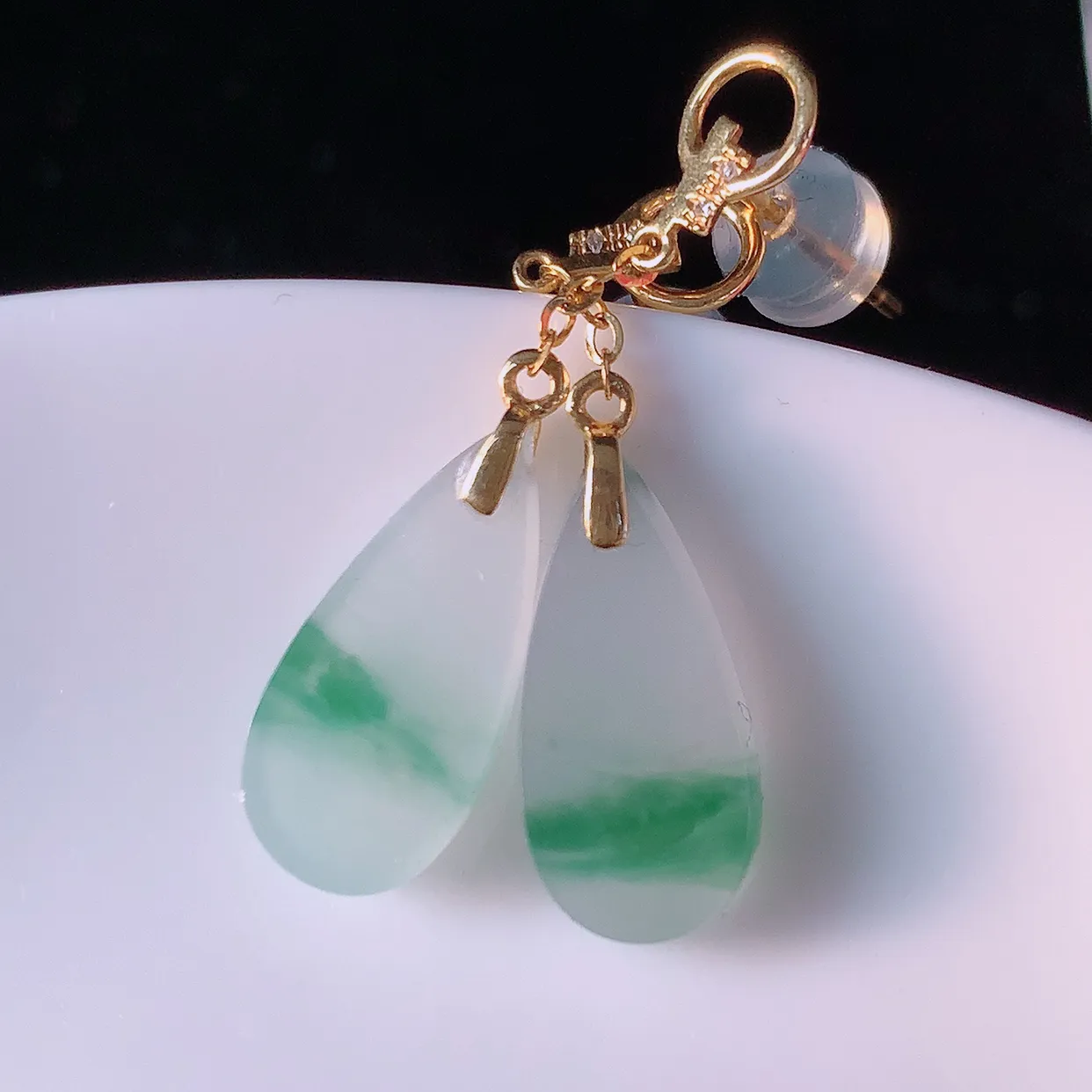 自然光实拍 18k金镶嵌冰种飘花翡翠水滴耳坠，沁人心脾，豪华镶嵌而成，耳坠佩戴效果大气出众，尽显气质。种水好，胶感足，颜相当漂亮，高性价比，值得入手品鉴！#83.10耳坠整体长30.5-7.5*12裸石 16*7.5*2.8