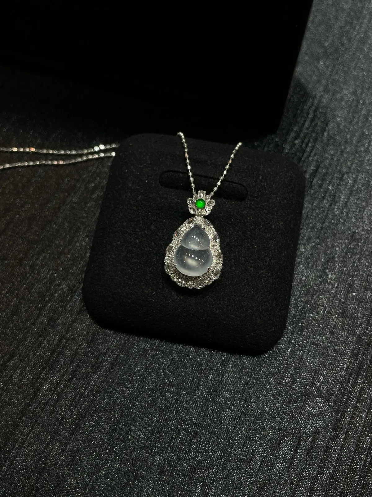 冰种 起光 小葫芦吊坠

18k金镶嵌