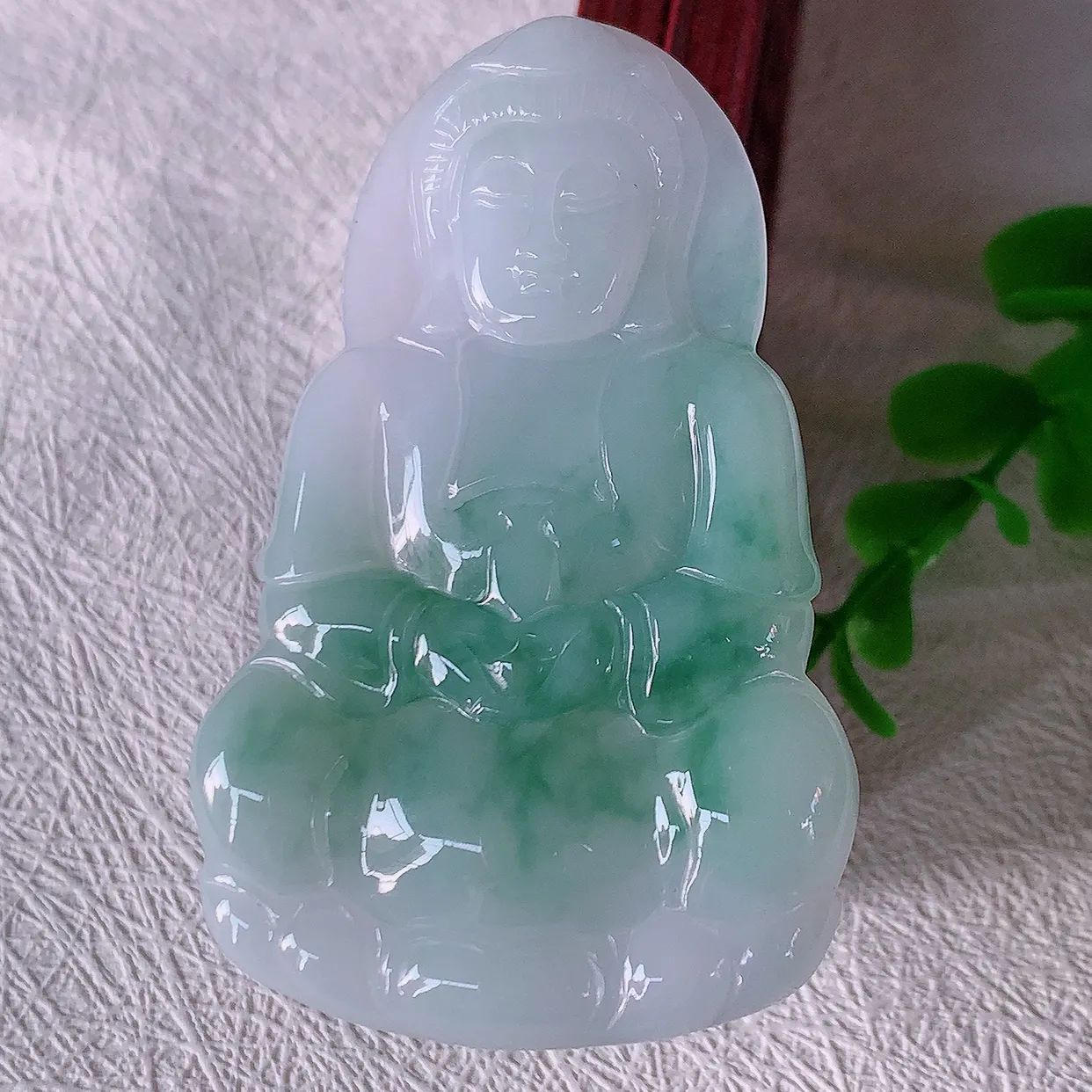 自然光实拍，大件冰飘花翡翠观音菩萨吊坠，赐福观音，玉润通透，慈祥端庄！#46.10