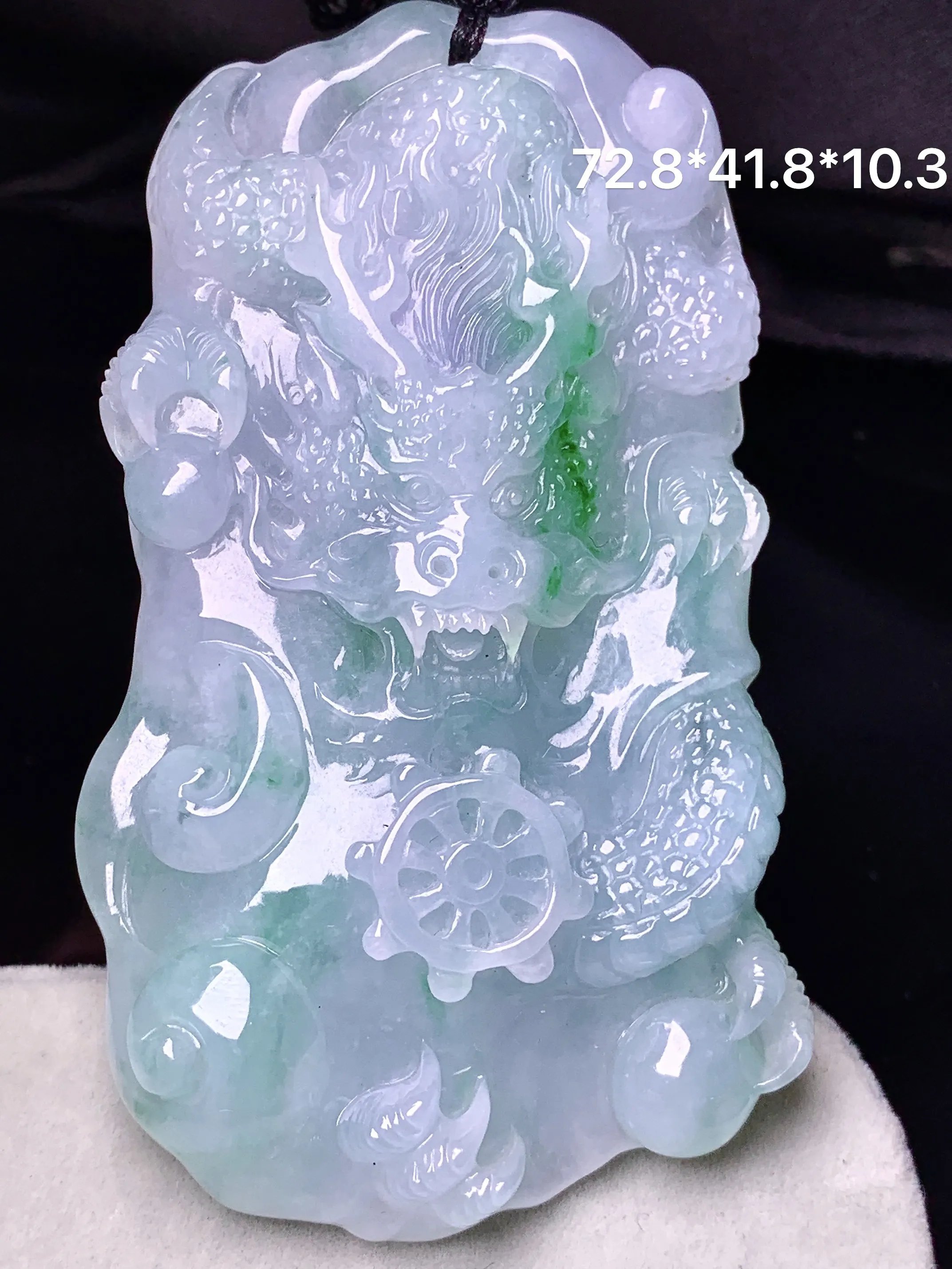 飘绿龙牌吊坠 玉质细腻 色泽艳丽清新 整体尺寸72.8*41.8*10.3