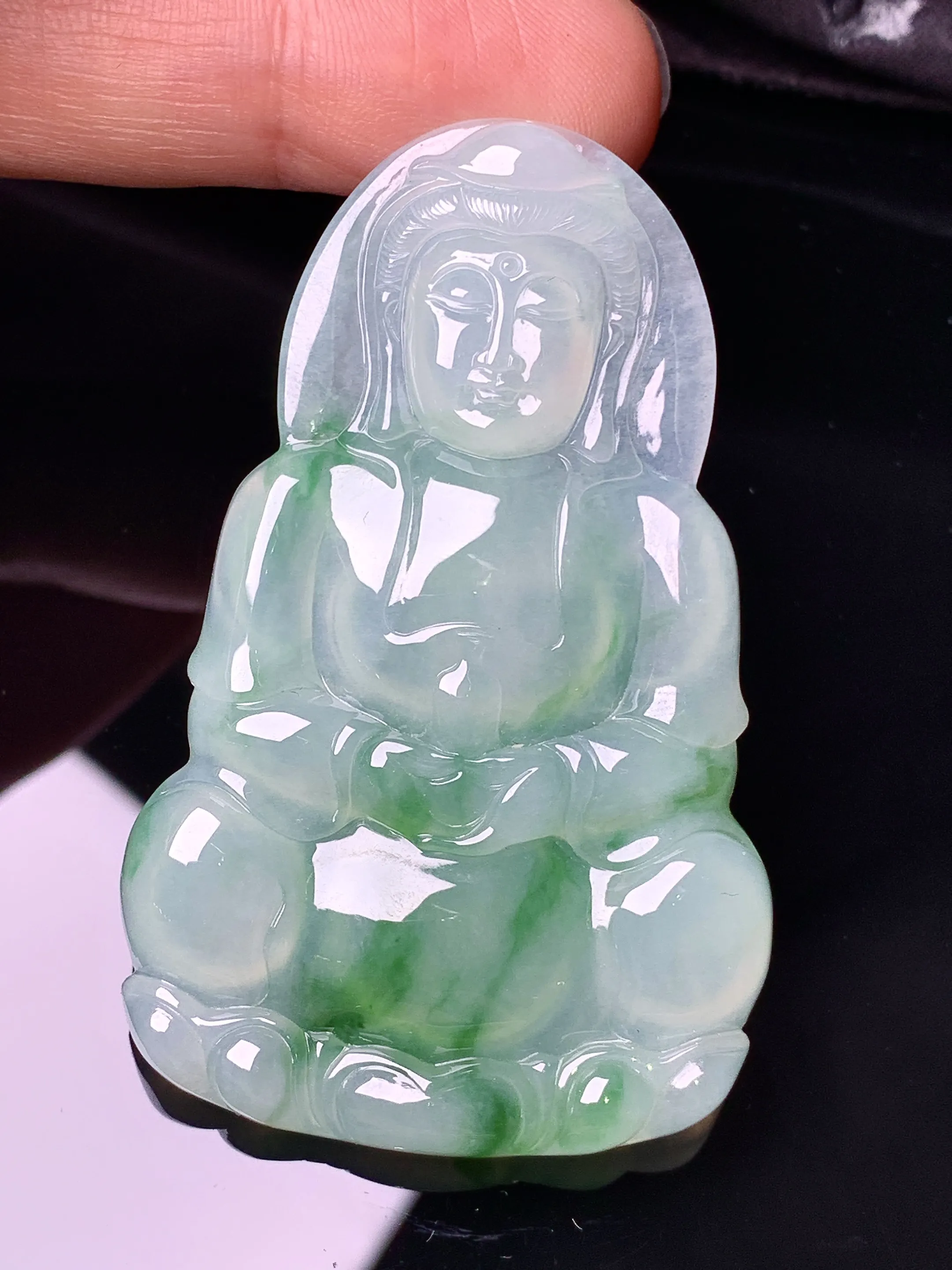 冰种飘绿观音菩萨吊坠 玉质细腻 色泽艳丽清新 整体尺寸60.5*38.5*5.3