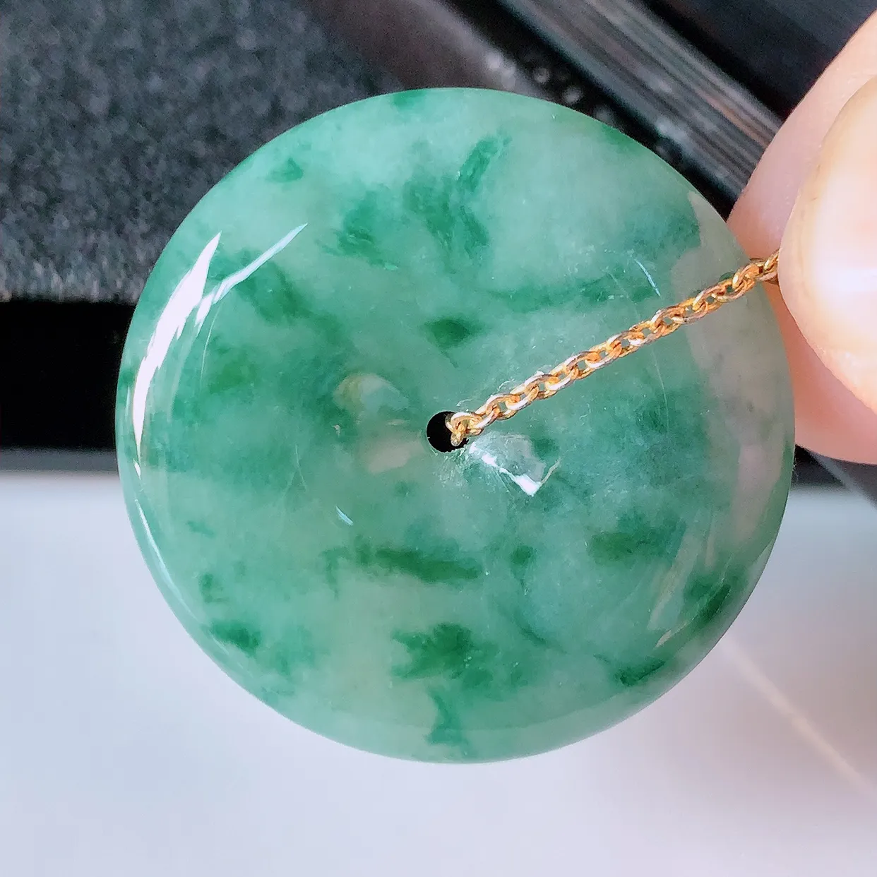 自然光实拍，冰飘花翡翠平安扣吊坠，冰透，灵动飘逸，寓意平平安安，平安扣佩戴端庄漂亮！#39.10