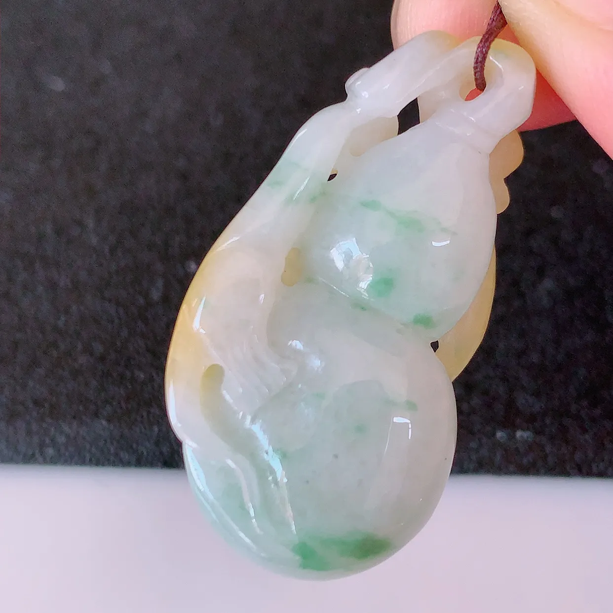 自然光实拍，冰润黄加绿翡翠葫芦吊坠，葫芦寓意福禄双全，财源滚滚，饱满，清新脱俗，佩戴效果优雅迷人！#60.7
