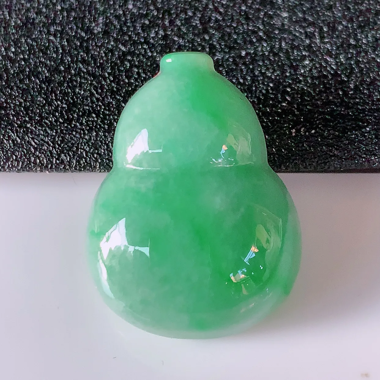 自然光实拍，冰润满绿翡翠葫芦吊坠，寓意福禄双全，财源滚滚，清新脱俗，佩戴效果优雅迷人！#05.10