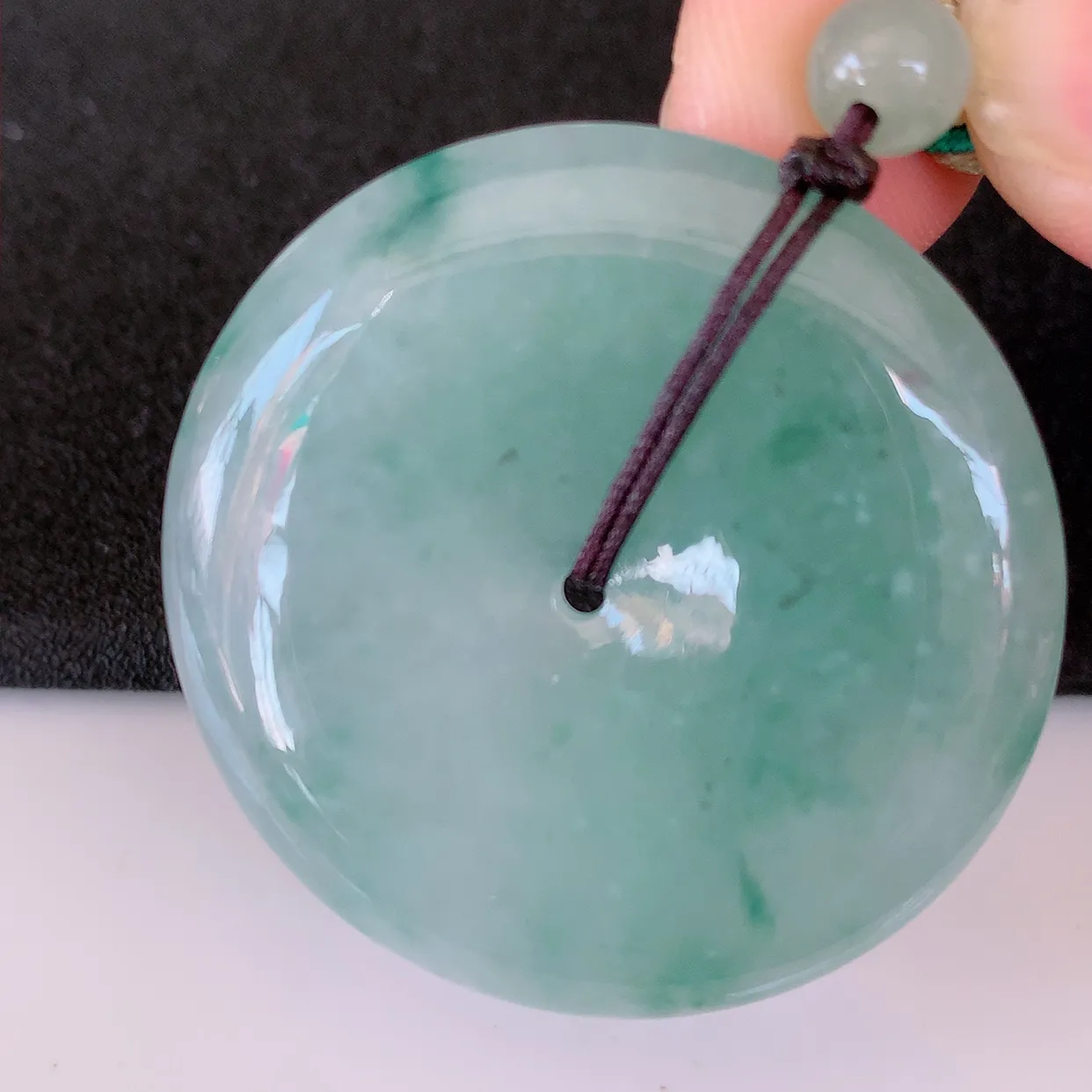 自然光实拍，冰飘花翡翠平安扣吊坠，翠色灵动，佩戴效果时尚出众，尽显气质，玉质细腻，美感十足。#05.7