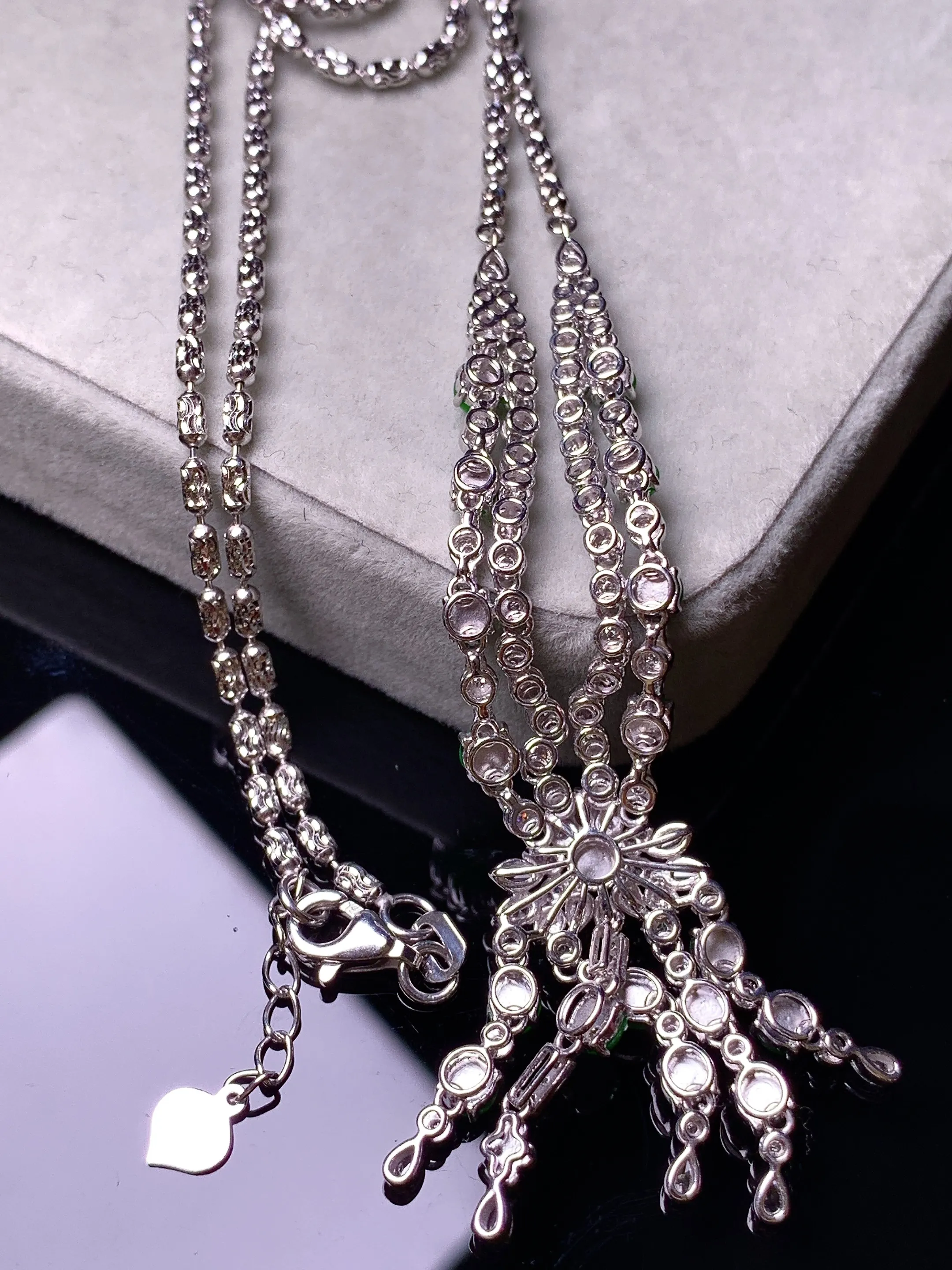 18k金钻镶嵌满绿蛋面组合项链 玉质细腻 色泽艳丽清新 整体尺寸71.8*12.8*5