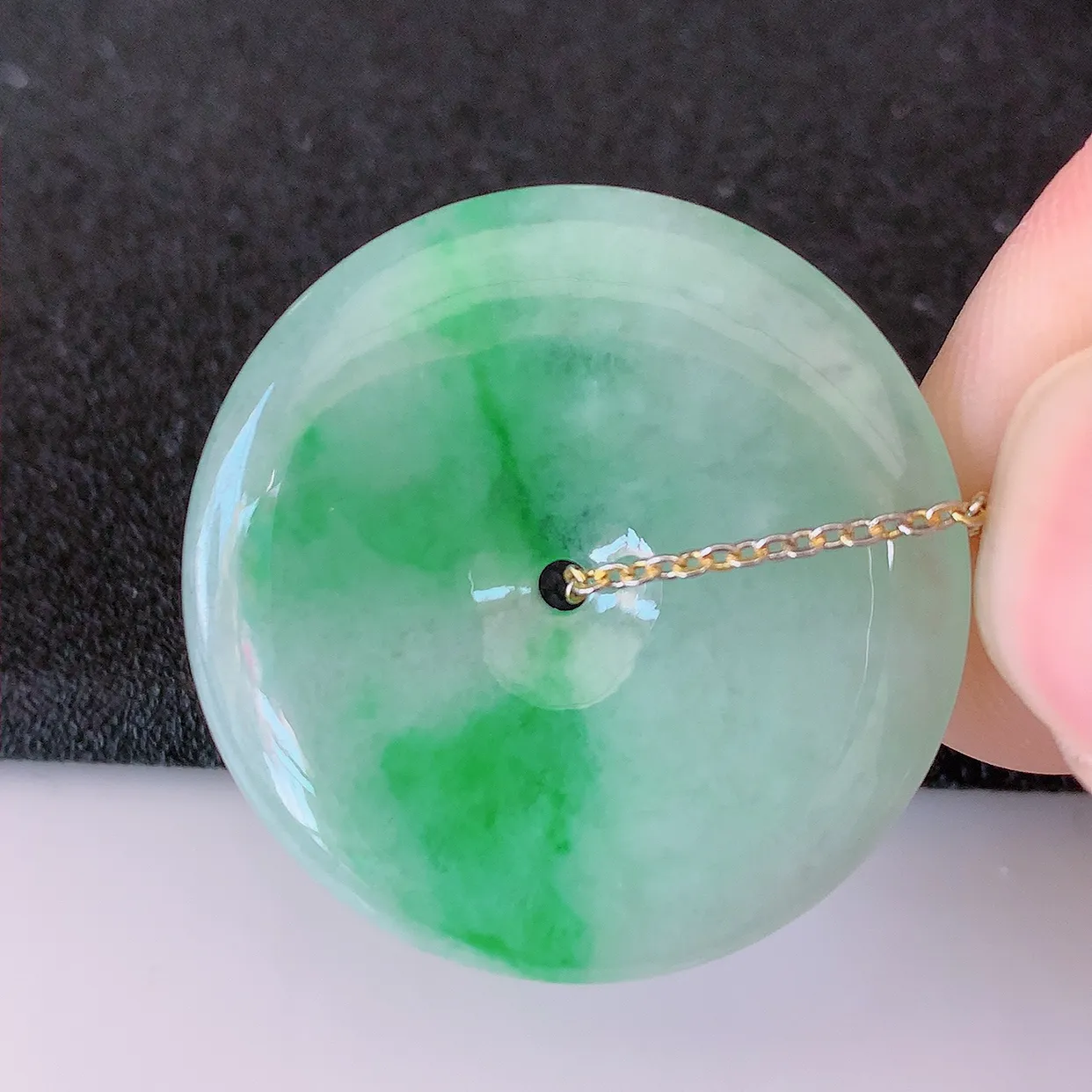 自然光实拍，冰润飘绿翡翠平安扣吊坠，翠色灵动，佩戴效果时尚出众，尽显气质，玉质细腻，美感十足。#05.7