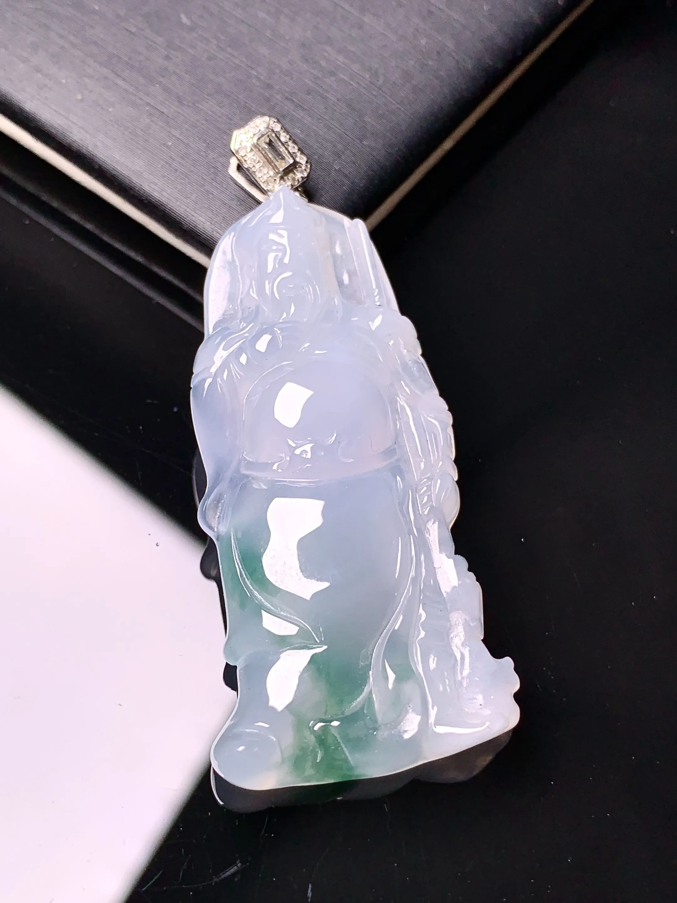 18k金镶嵌飘绿关羽吊坠 玉质细腻 色泽艳丽清新 整体尺寸49.8*21.5*6.2