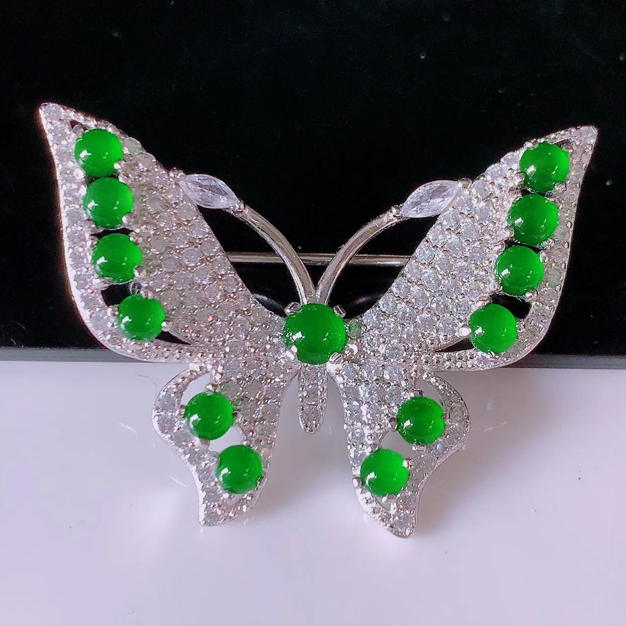 冰透满绿翡翠925银镶嵌蝴蝶胸针，自然光实拍，翠色灵动，颜色漂亮，种老水足，品相佳，佩戴佳品！#97.10整体35*26*8裸石2.8*2.8