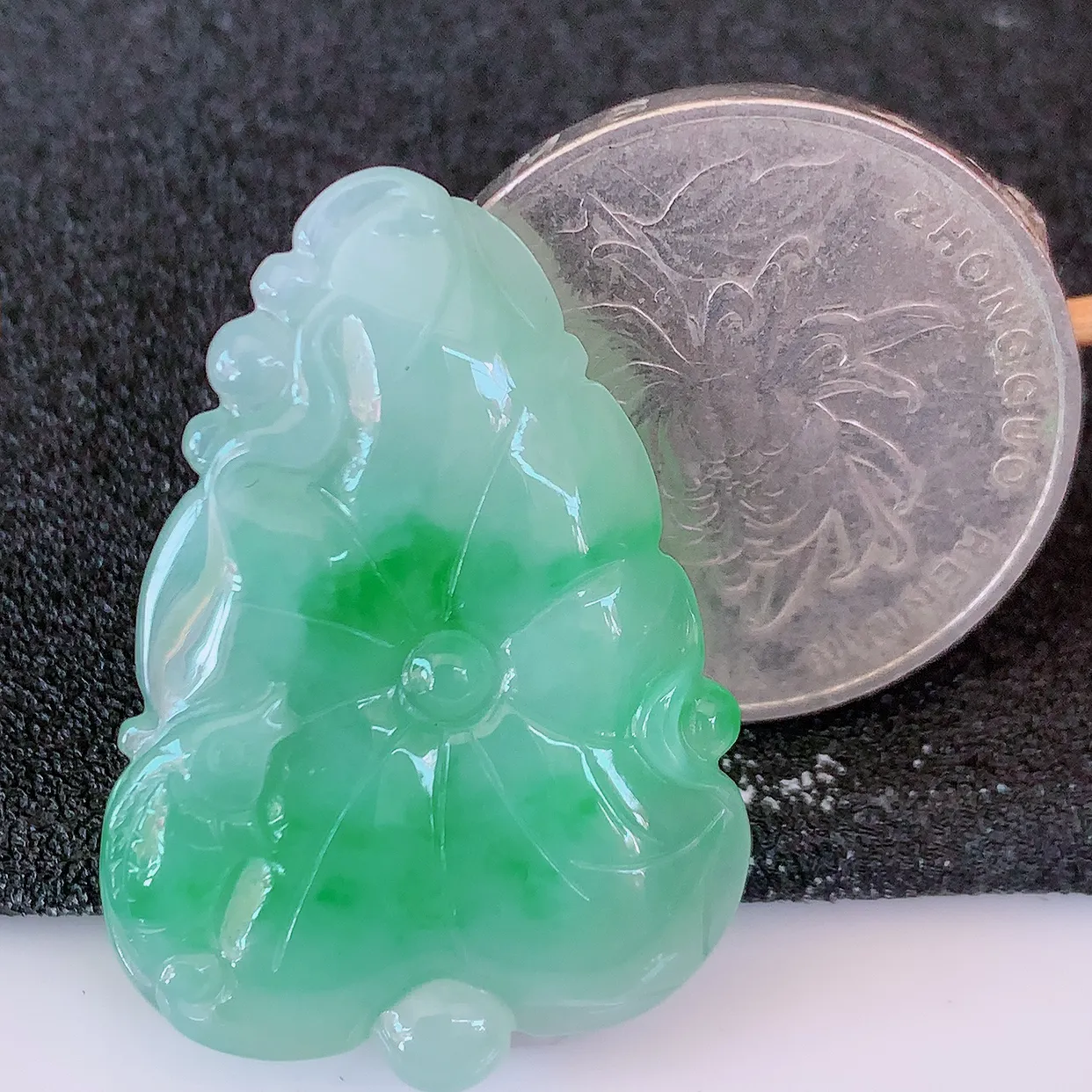 自然光实拍，冰飘绿翡翠荷叶鱼、和和美美 玉坠，财源广进，自然隐逸、荷本是素不着尘之物，有和美之寓意。#05.7