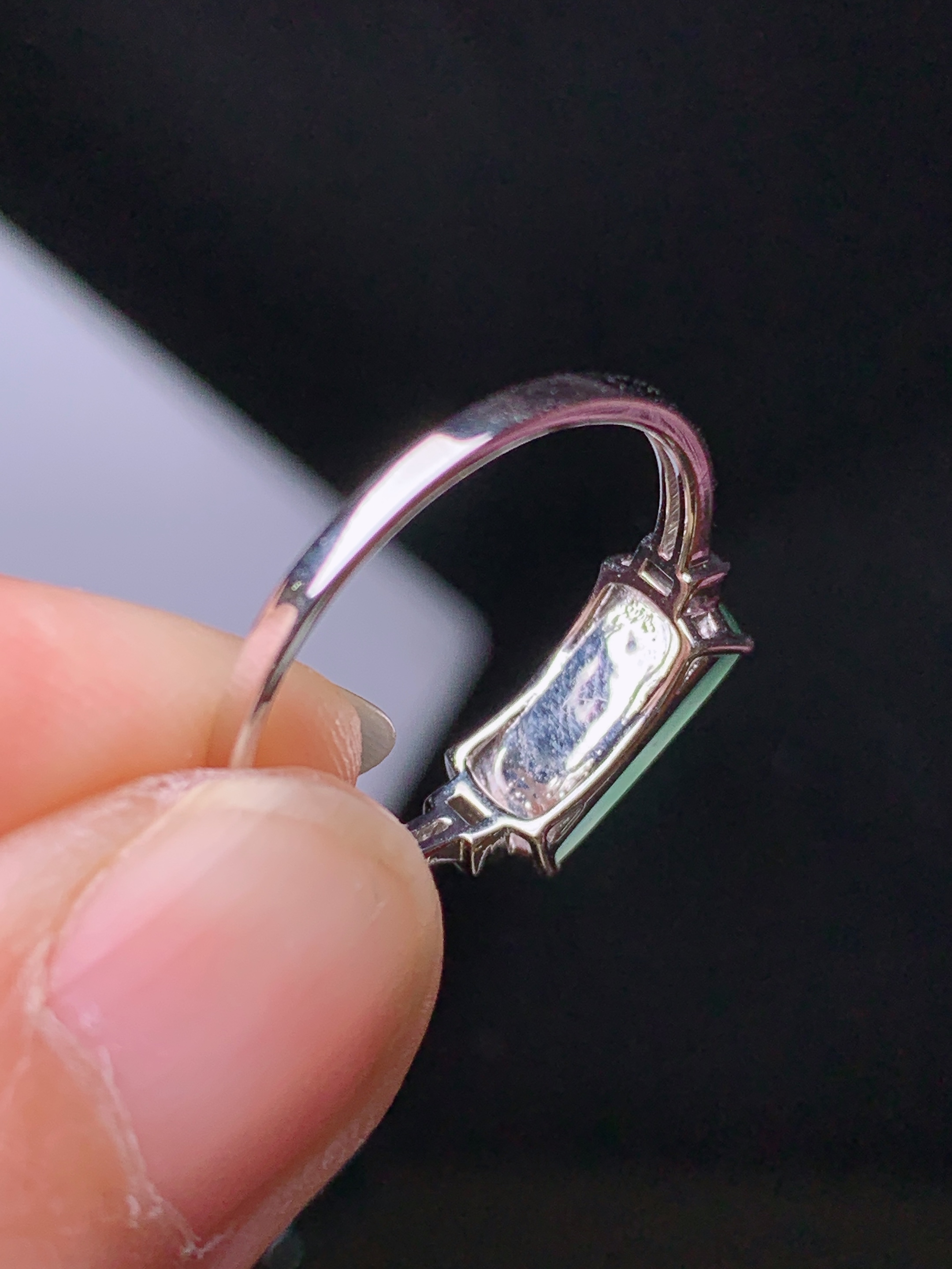 18k金钻镶嵌冰种马鞍戒指 玉质细腻 色泽艳丽清新 圈口14.5 裸石尺寸4.6*11*2