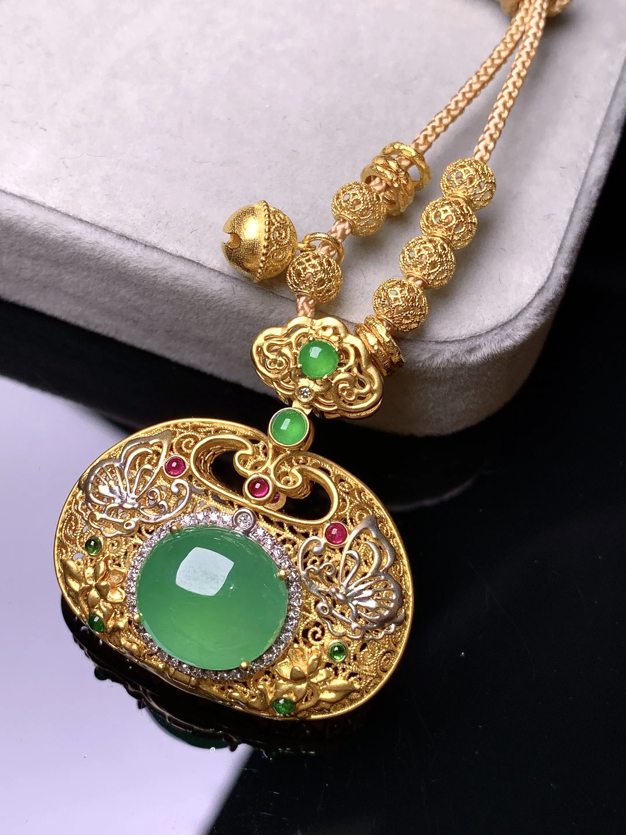 18k金钻镶嵌满绿蛋面吊坠 玉质细腻 色泽艳丽清新 整体尺寸31.5*29.5*14.2