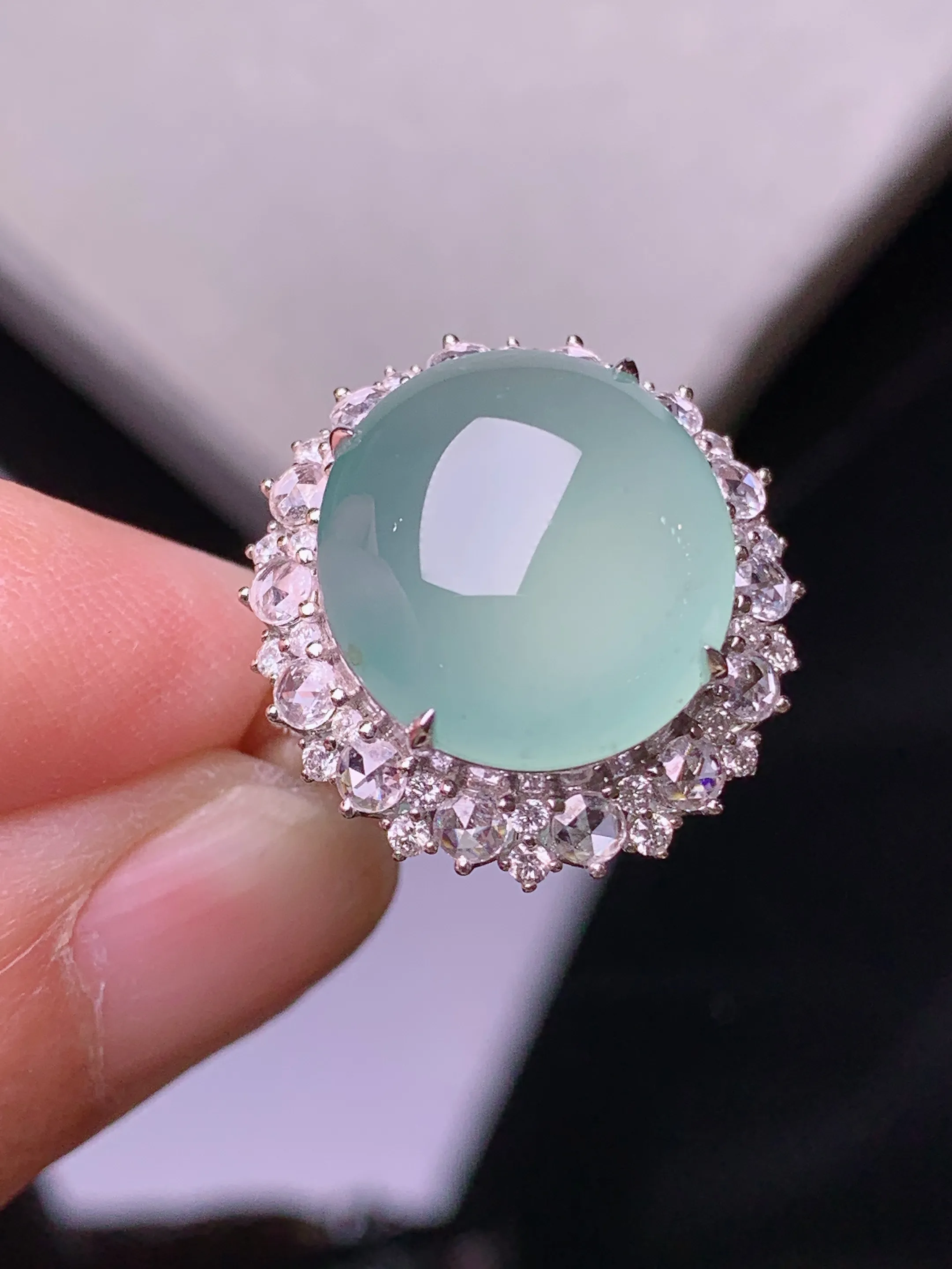 18k金钻镶嵌冰种蛋面戒指 玉质细腻 色泽艳丽清新 圈口13.5 整体尺寸19.5*18*11.6