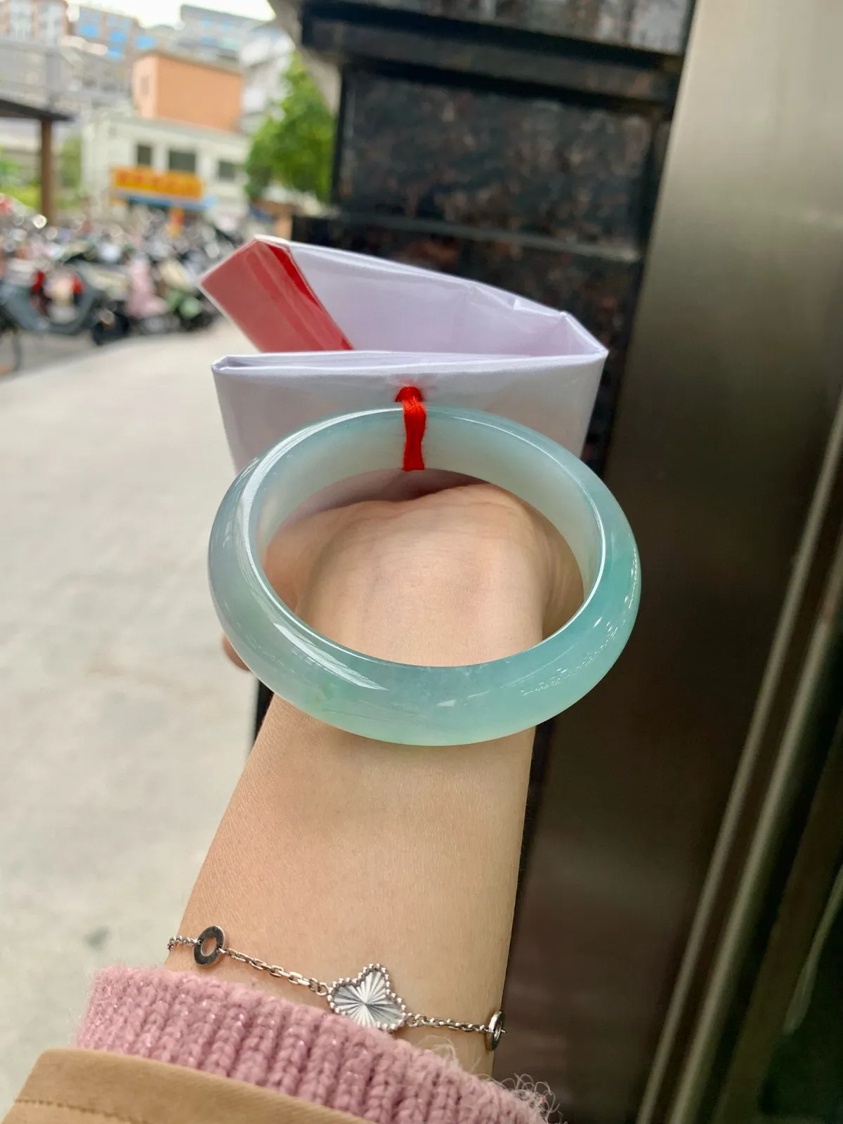 冰蓝正圈
57.3-8.3-13.8
完美，底妆冰透，千变万化的冰晴蓝底色，拥有海的颜色，却散发着星空的光芒，这是一只来自冰川蓝的清冷气质仙女镯。