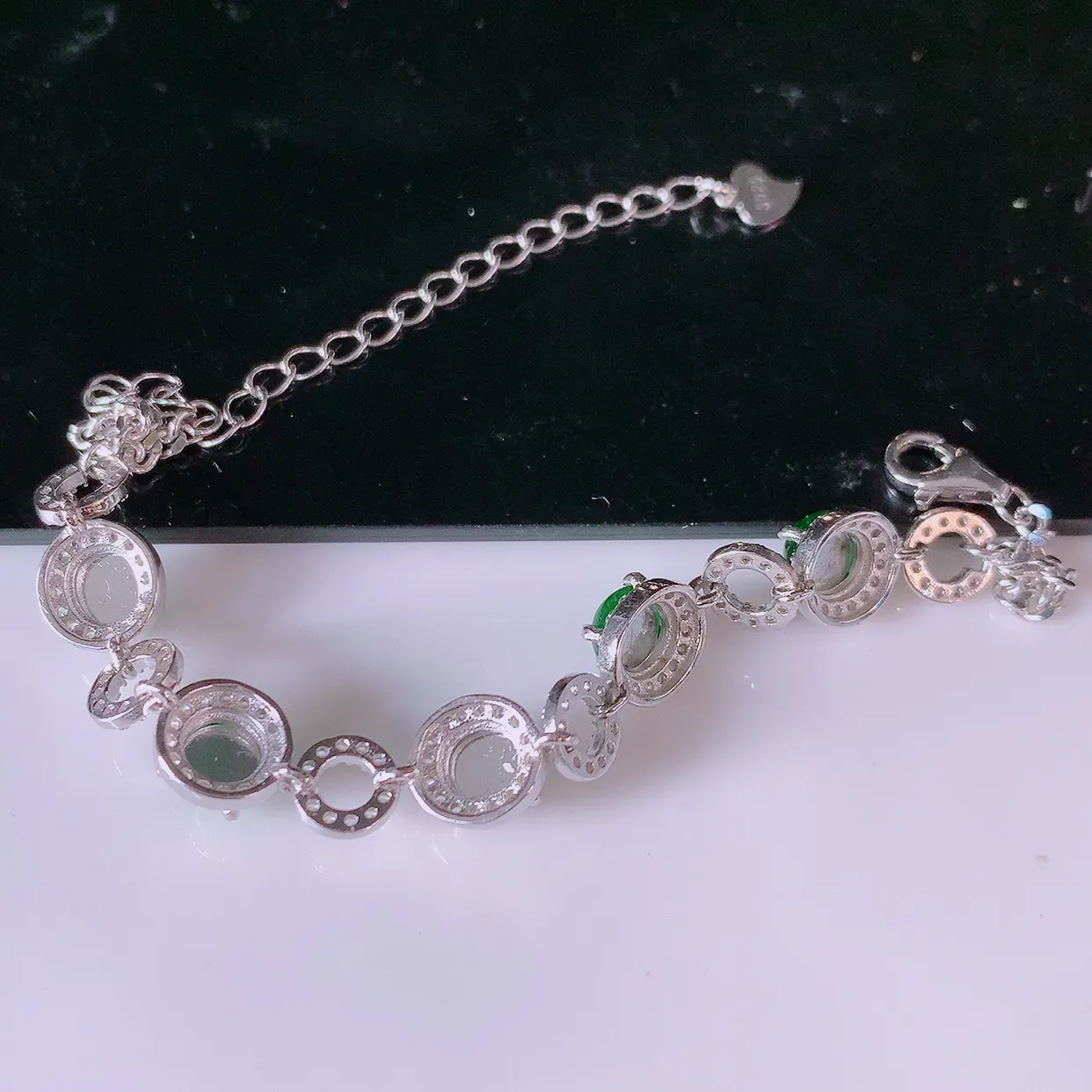 冰透满绿翡翠925银镶嵌手链，自然光实拍，翠色灵动，颜色漂亮，种老水足，品相佳，佩戴佳品！#97.10取一整体8*7.5*5.5裸石5.2.*5.2