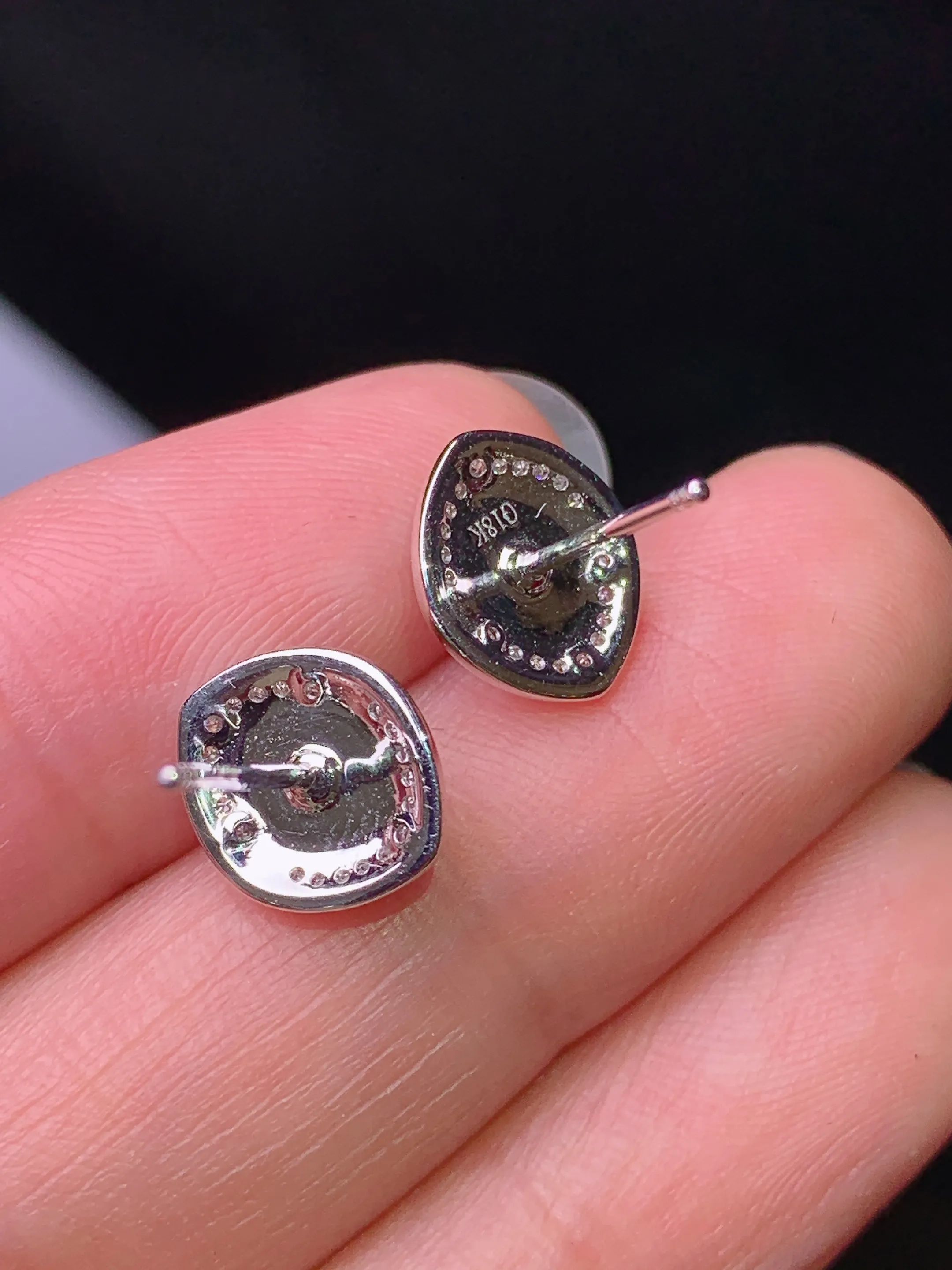 18k金钻镶嵌满绿葫芦耳钉 玉质细腻 色泽艳丽清新 整体尺寸10.2*8.8*3.5