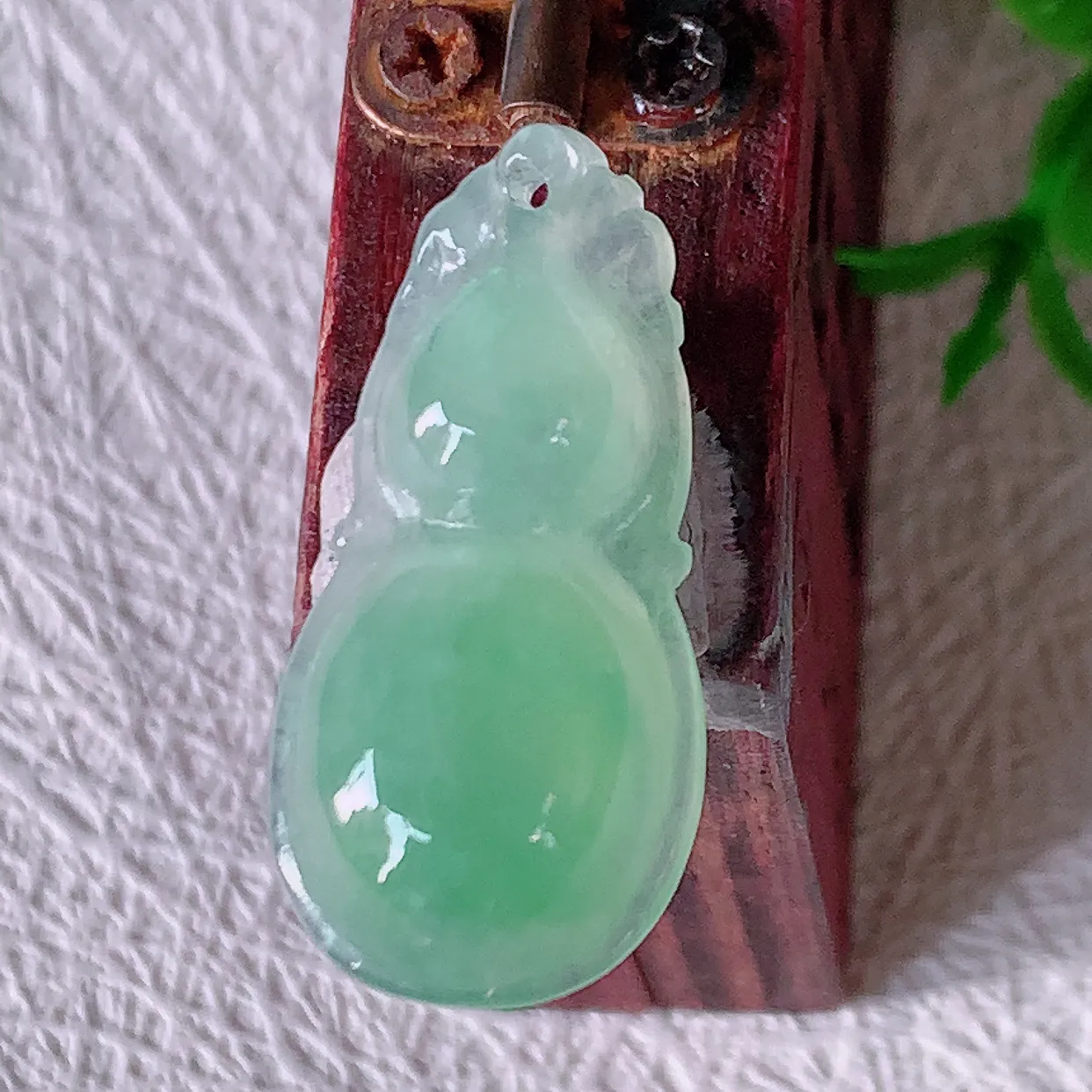 自然光实拍，冰种满绿翡翠葫芦吊坠，寓意福禄双全，财源滚滚，清新脱俗，佩戴效果优雅迷人！#01.10