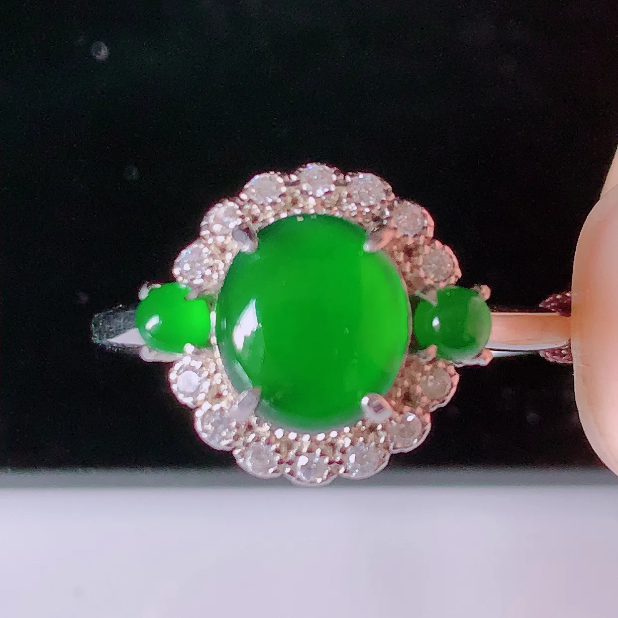 冰透满绿翡翠925银镶嵌戒指，自然光实拍，翠色灵动，颜色漂亮，种老水足，品相佳，佩戴佳品！#97.1