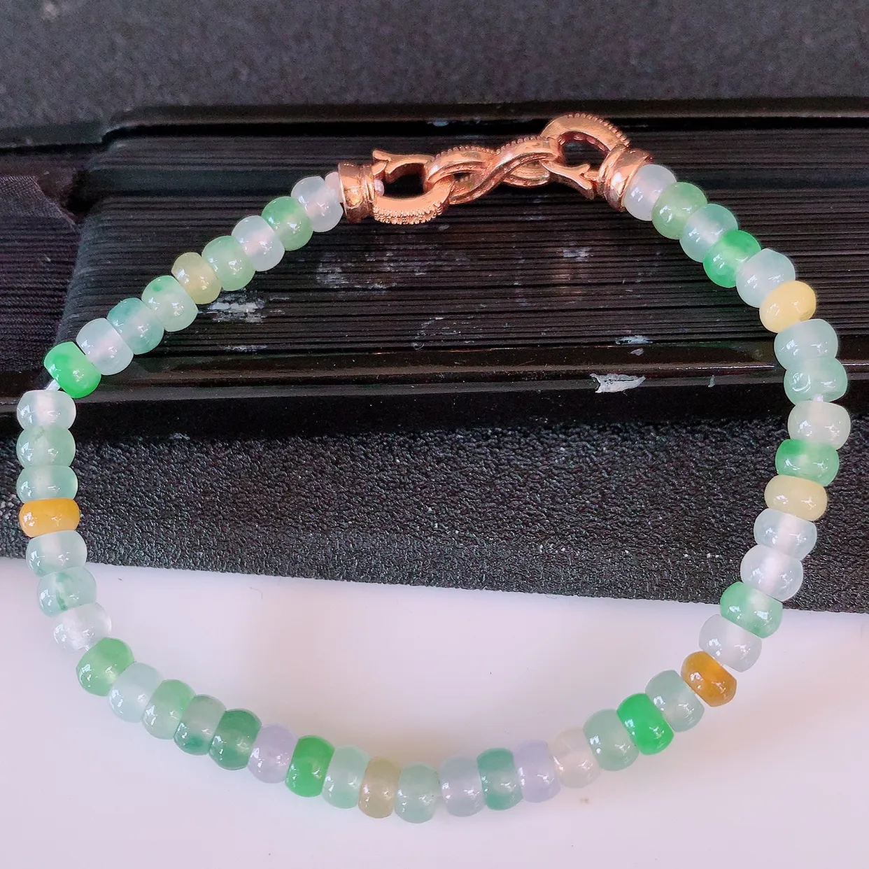 自然光实拍，冰种多宝翡翠手链，多彩翡翠手串，颜色丰富，料子细腻，高档大气，自戴送礼佳品！#60.7取一尺寸4.5