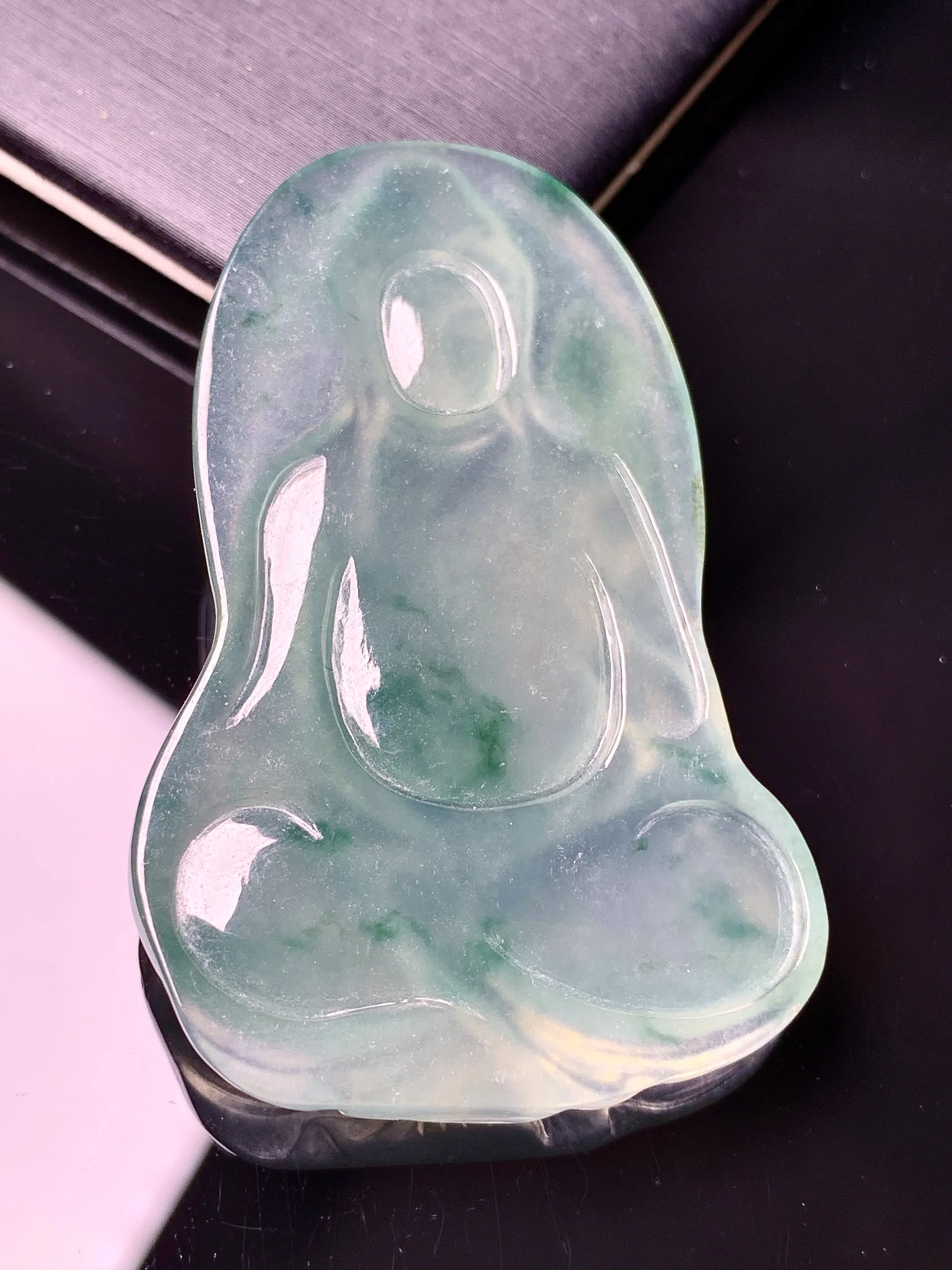 飘花冰种观音吊坠 玉质细腻 色泽艳丽清新 整体尺寸50.3*33*5.2