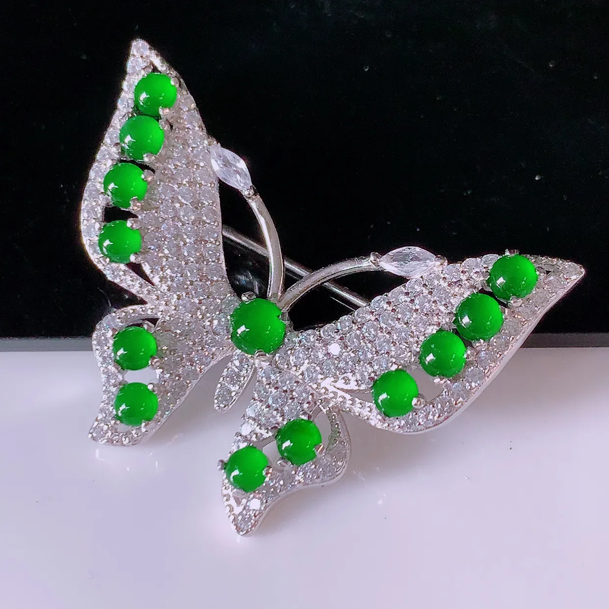 冰透满绿翡翠925银镶嵌蝴蝶胸针，自然光实拍，翠色灵动，颜色漂亮，种老水足，品相佳，佩戴佳品！#97.10整体35*26*8裸石2.8*2.8