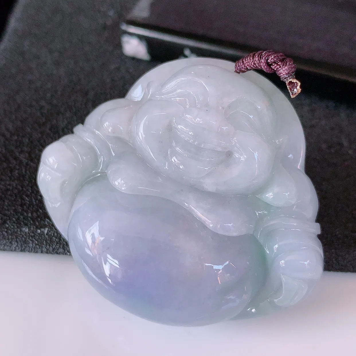 自然光实拍，大件厚装冰润紫罗兰翡翠佛公吊坠，开心笑佛，种老水足，颜色漂亮，立体饱满圆润，佩戴效果赞#41.7