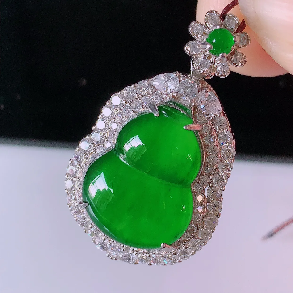 冰透满绿翡翠925银镶嵌葫芦吊坠，自然光实拍，翠色灵动，颜色漂亮，种老水足，品相佳，佩戴佳品！#97.10整体28*16.8*11.5裸石14.5*11.5