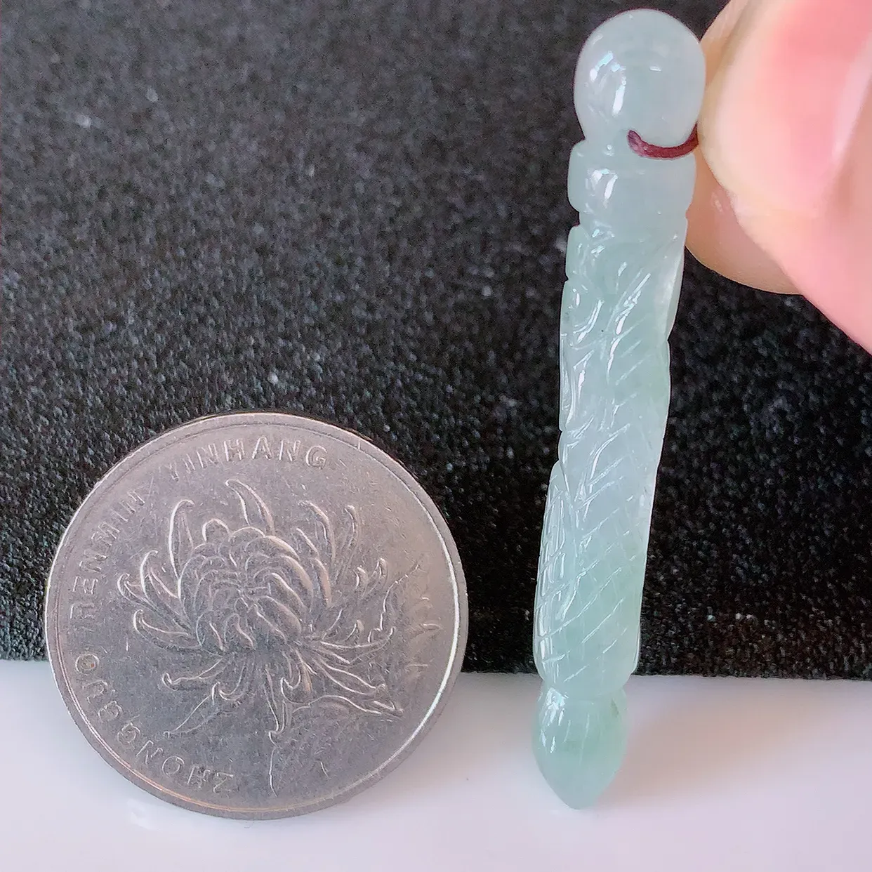 自然光实拍，冰种翡翠金榜题名毛笔吊坠，种老水足，雕工精湛 ，寓意美好，佩戴时尚出众！#60.7