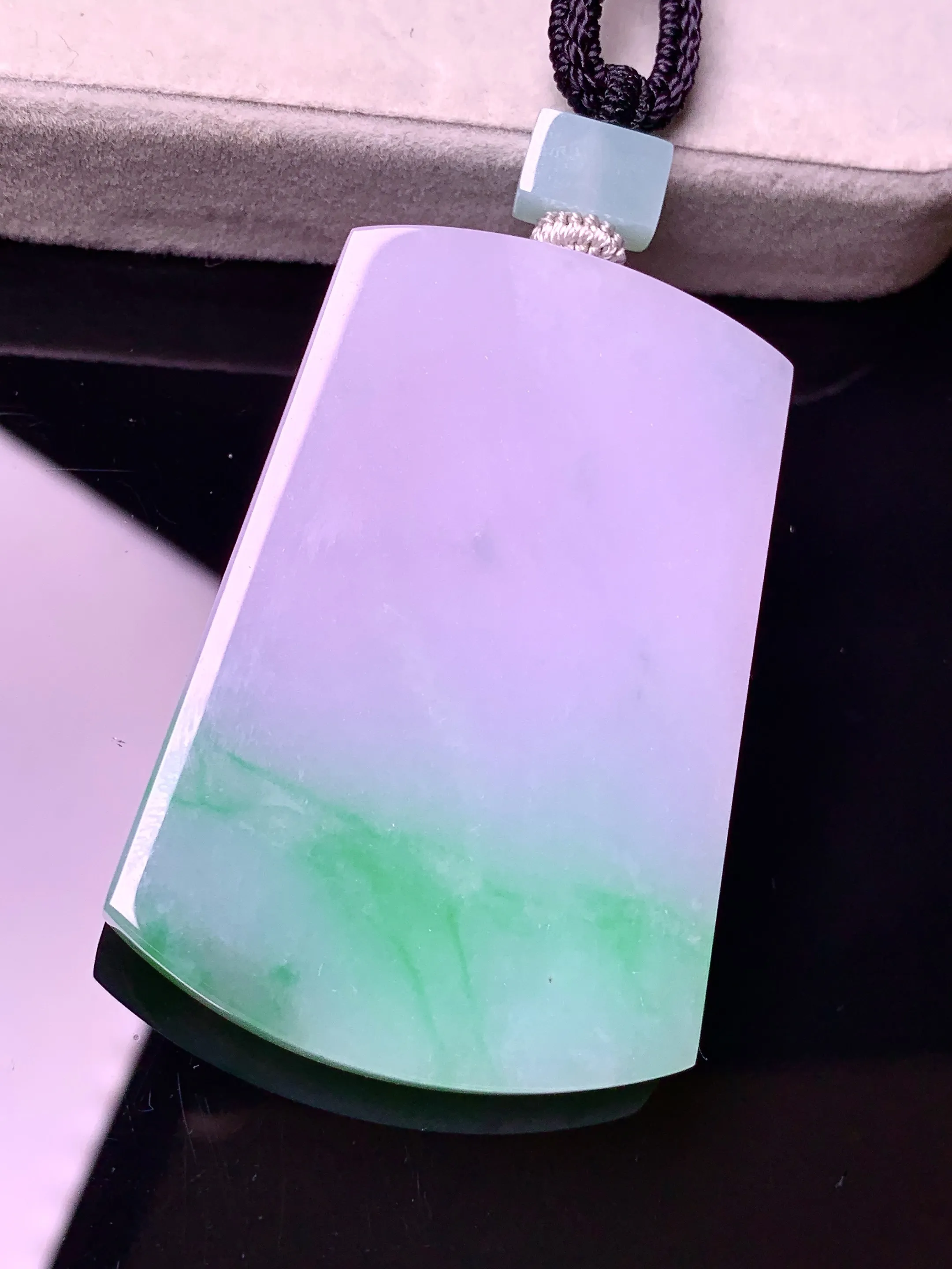 淡紫罗兰飘绿无事牌吊坠 玉质细腻 色泽艳丽清新 整体尺寸53.3*35.7*6