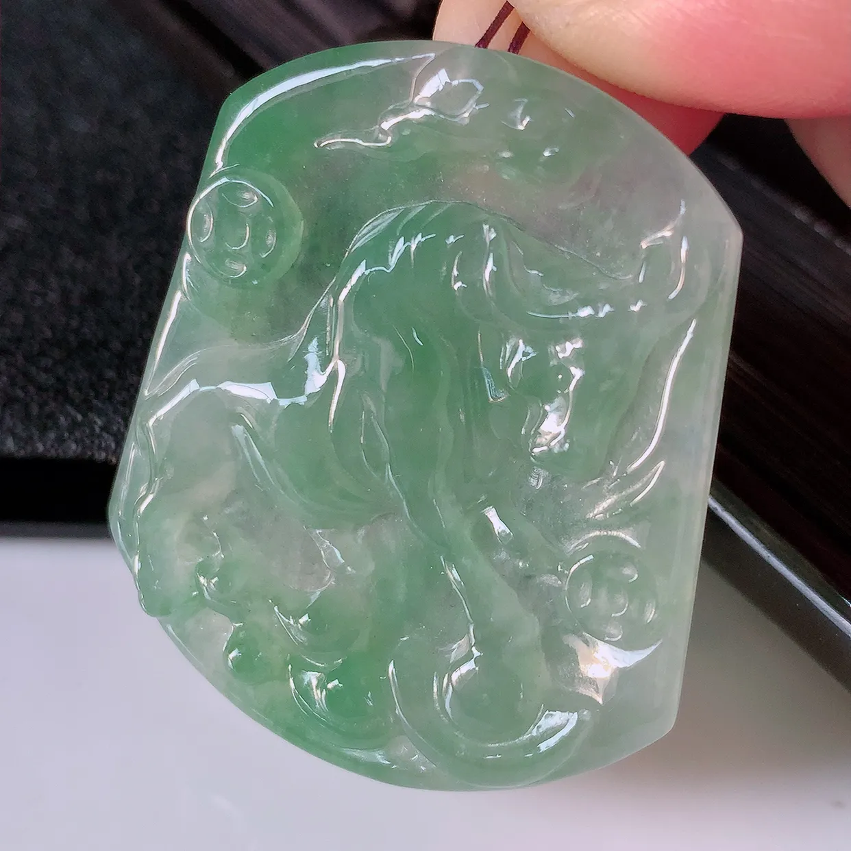 自然光实拍，冰种满绿翡翠生肖马牌吊坠，翠色灵动，佩戴效果时尚出众，尽显气质，玉质细腻，美感十足。#39.10