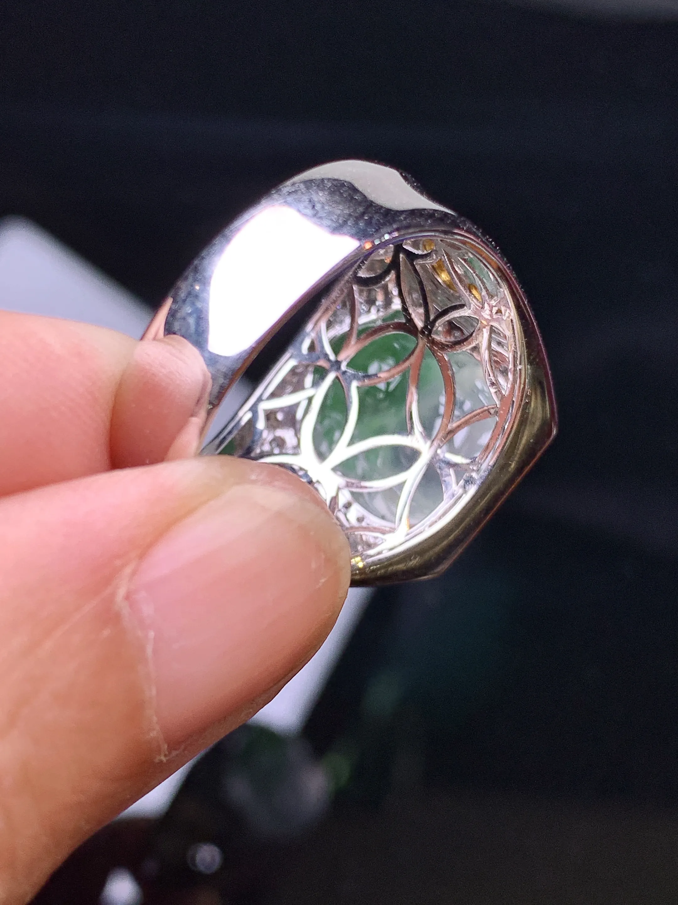 18k金钻镶嵌冰种飘绿貔貅戒指 玉质细腻 色泽艳丽清新 圈口20 裸石尺寸13.5*11.2*5.5