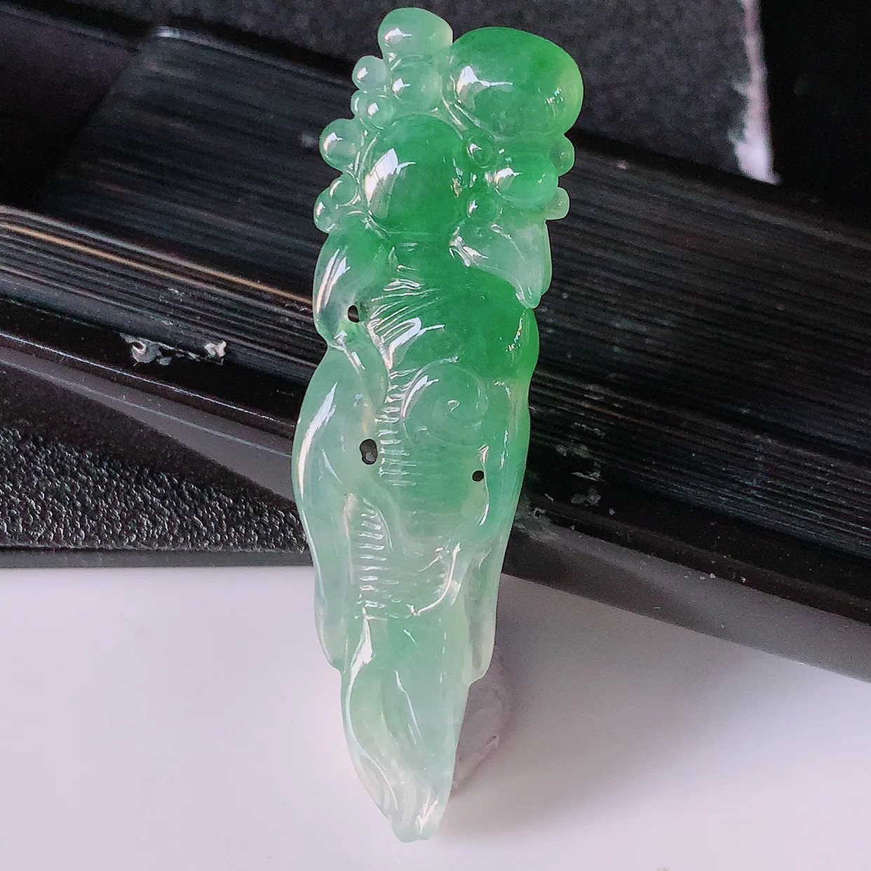 自然光实拍，冰种飘绿翡翠人参吊坠，人生如意，种老水足，雕工精湛 ，寓意美好，佩戴时尚出众！#89.10