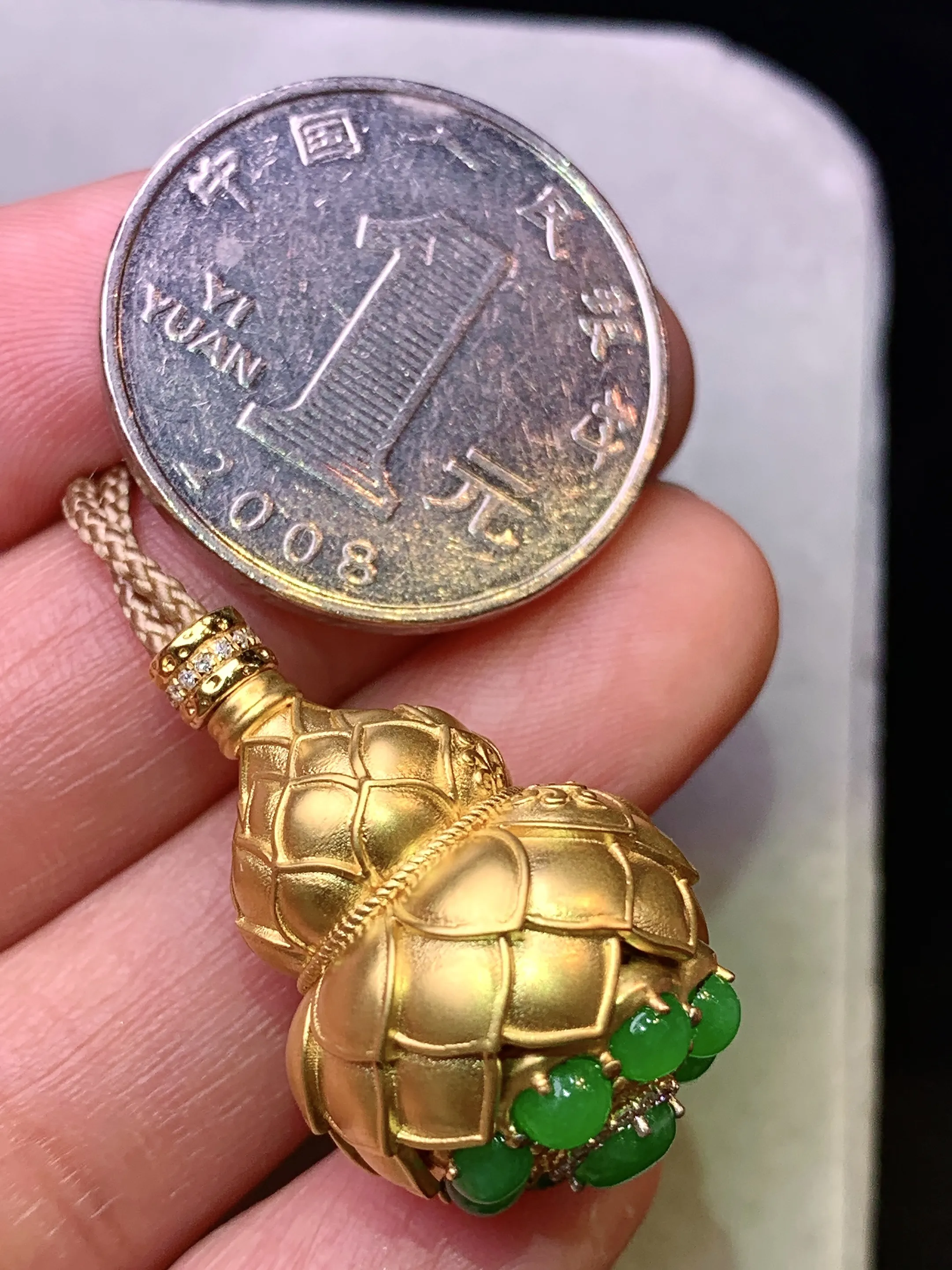 18k金钻镶嵌满绿蛋面组合花蕾吊坠 玉质细腻 色泽艳丽清新 整体尺寸27*17.5*17.5