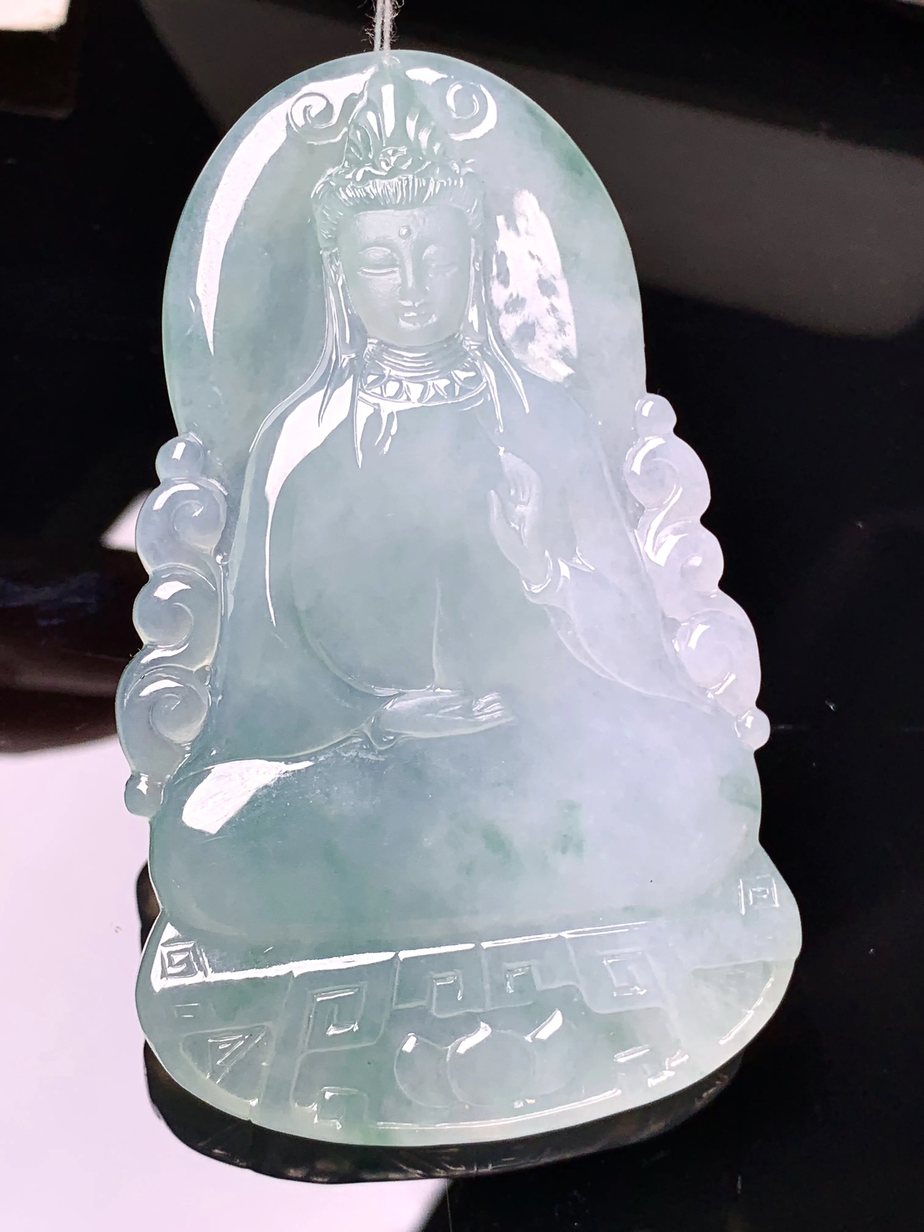 飘绿观音菩萨吊坠 玉质细腻 色泽艳丽清新 整体尺寸68*41.8*5.5