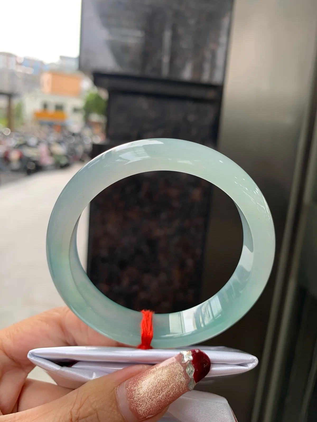 冰蓝正圈
57.3-8.3-13.8
完美，底妆冰透，千变万化的冰晴蓝底色，拥有海的颜色，却散发着星空的光芒，这是一只来自冰川蓝的清冷气质仙女镯。