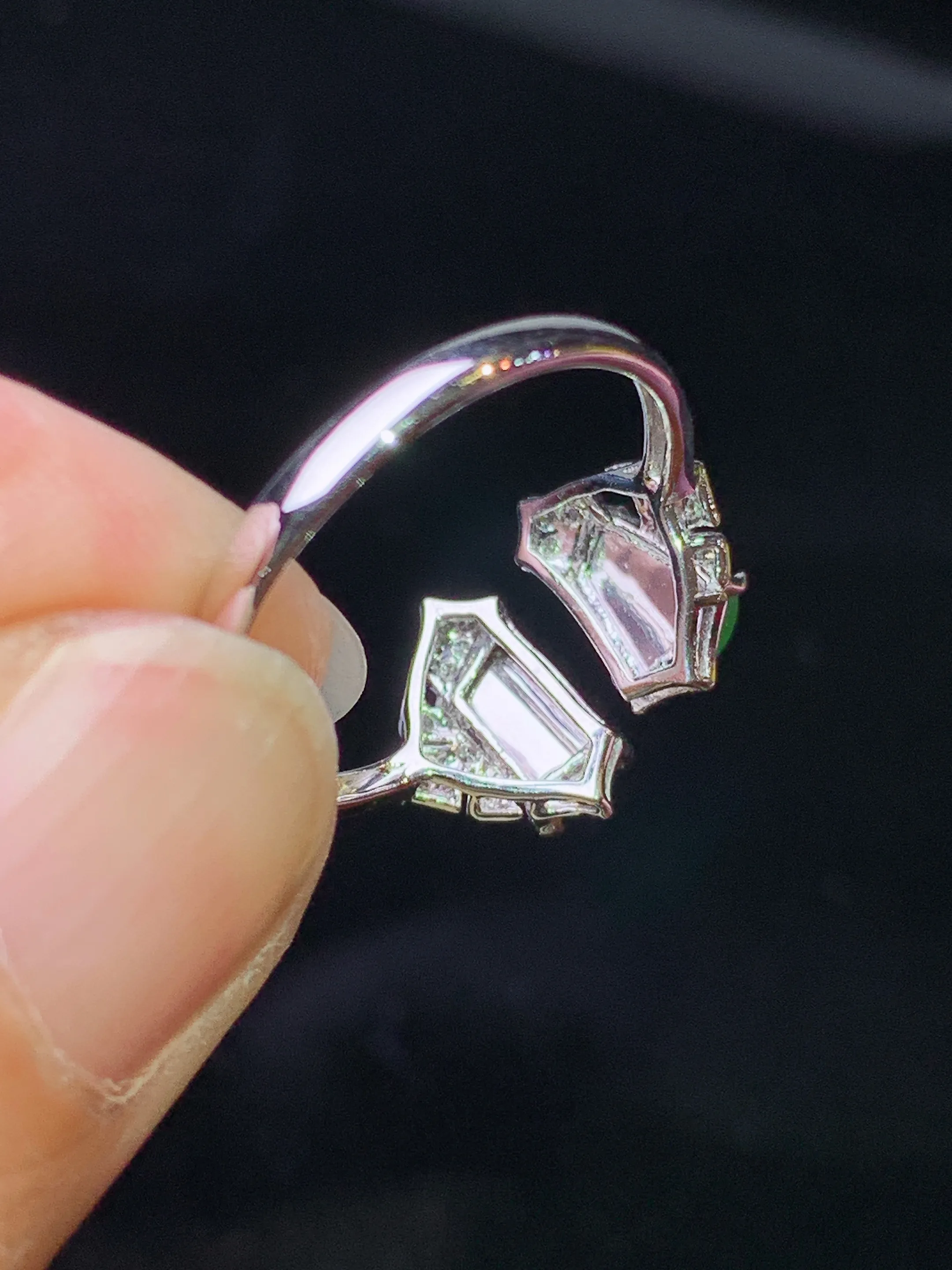 18k金钻镶嵌黄绿随形戒指 玉质细腻 色泽艳丽清新 圈口13.5 裸石尺寸5.7*3.8*2.5