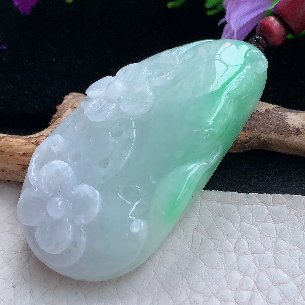 zen实拍60.6*33.6*13.3天然缅甸翡翠白底青飘绿一枝独秀吊坠