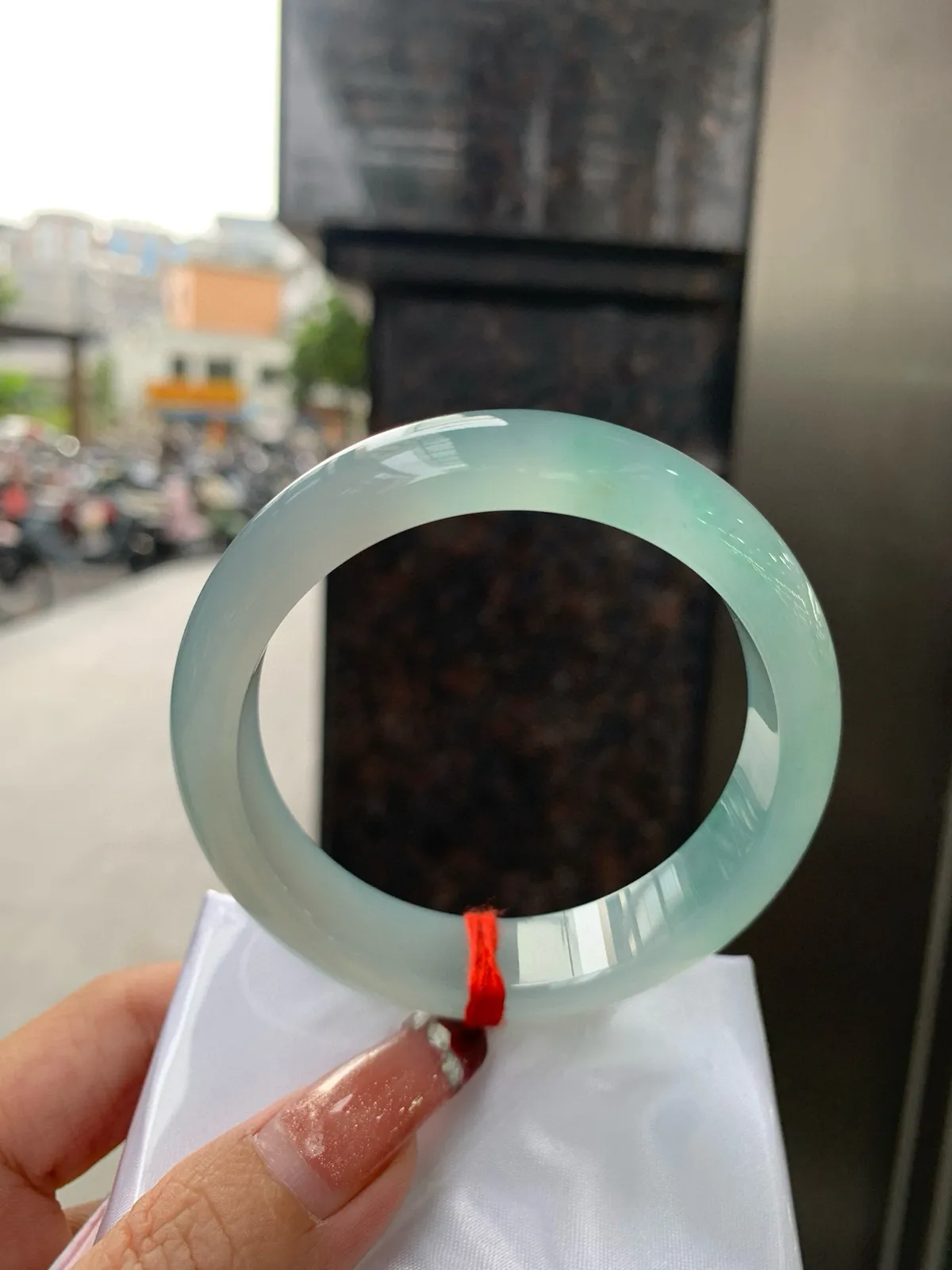 冰蓝正圈
57.3-8.3-13.8
完美，底妆冰透，千变万化的冰晴蓝底色，拥有海的颜色，却散发着星空的光芒，这是一只来自冰川蓝的清冷气质仙女镯。