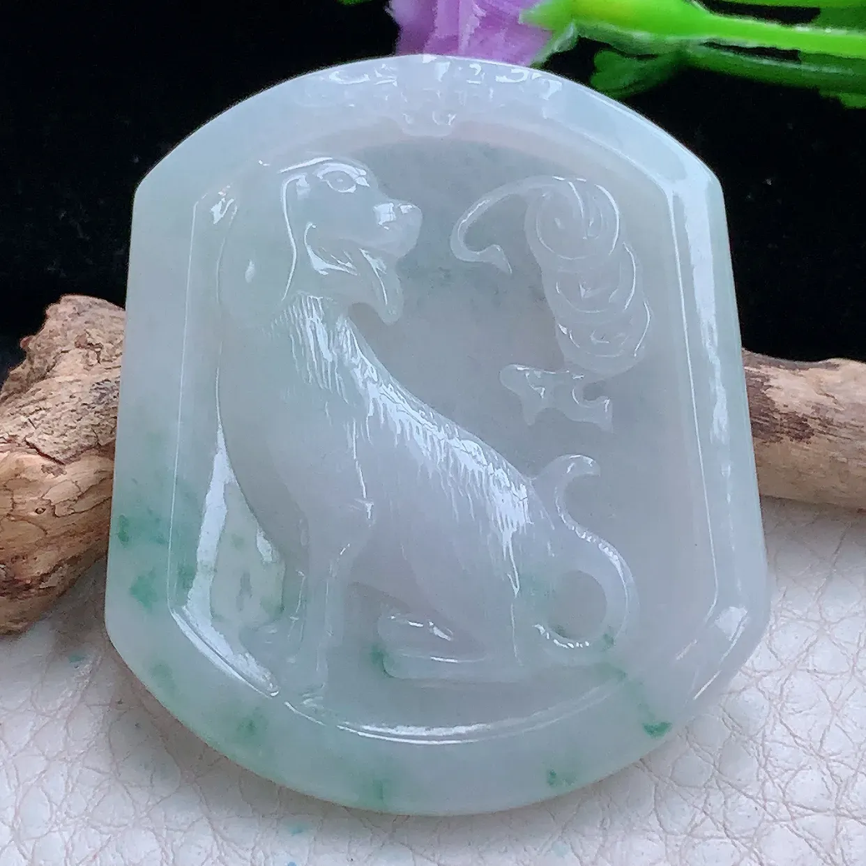 kh实拍50*42.6*5缅甸翡翠精雕飘花冰透生肖狗玉坠 旺财守护神项坠