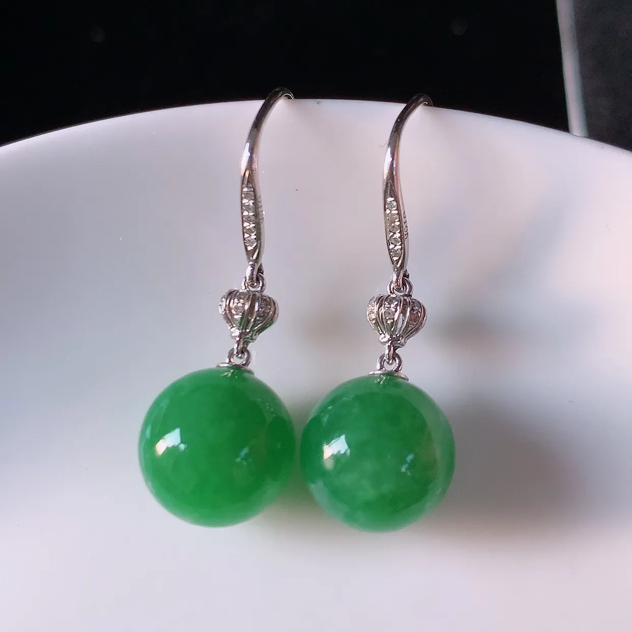 自然光实拍 18k金镶嵌满绿翡翠圆珠耳坠，沁人心脾，豪华镶嵌而成，耳坠佩戴效果大气出众，尽显气质。种