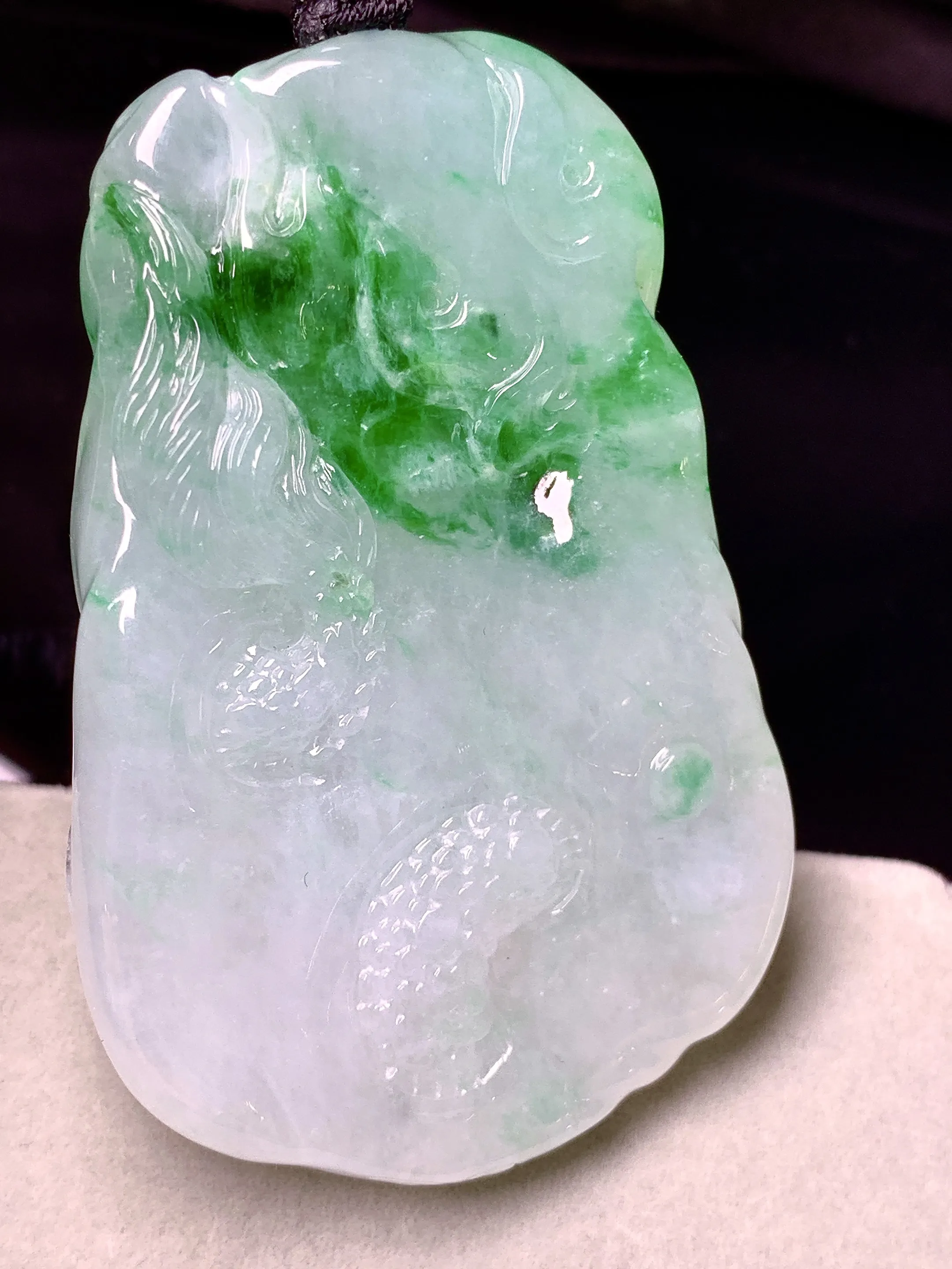 飘绿龙牌吊坠 玉质细腻 色泽艳丽清新 整体尺寸61.8*41*11.5