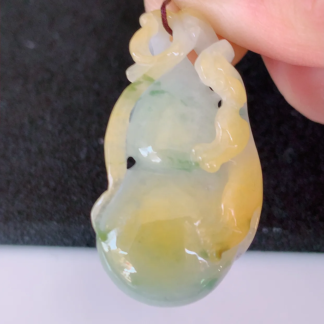 自然光实拍，冰润黄加绿翡翠葫芦吊坠，葫芦寓意福禄双全，财源滚滚，饱满，清新脱俗，佩戴效果优雅迷人！#60.7